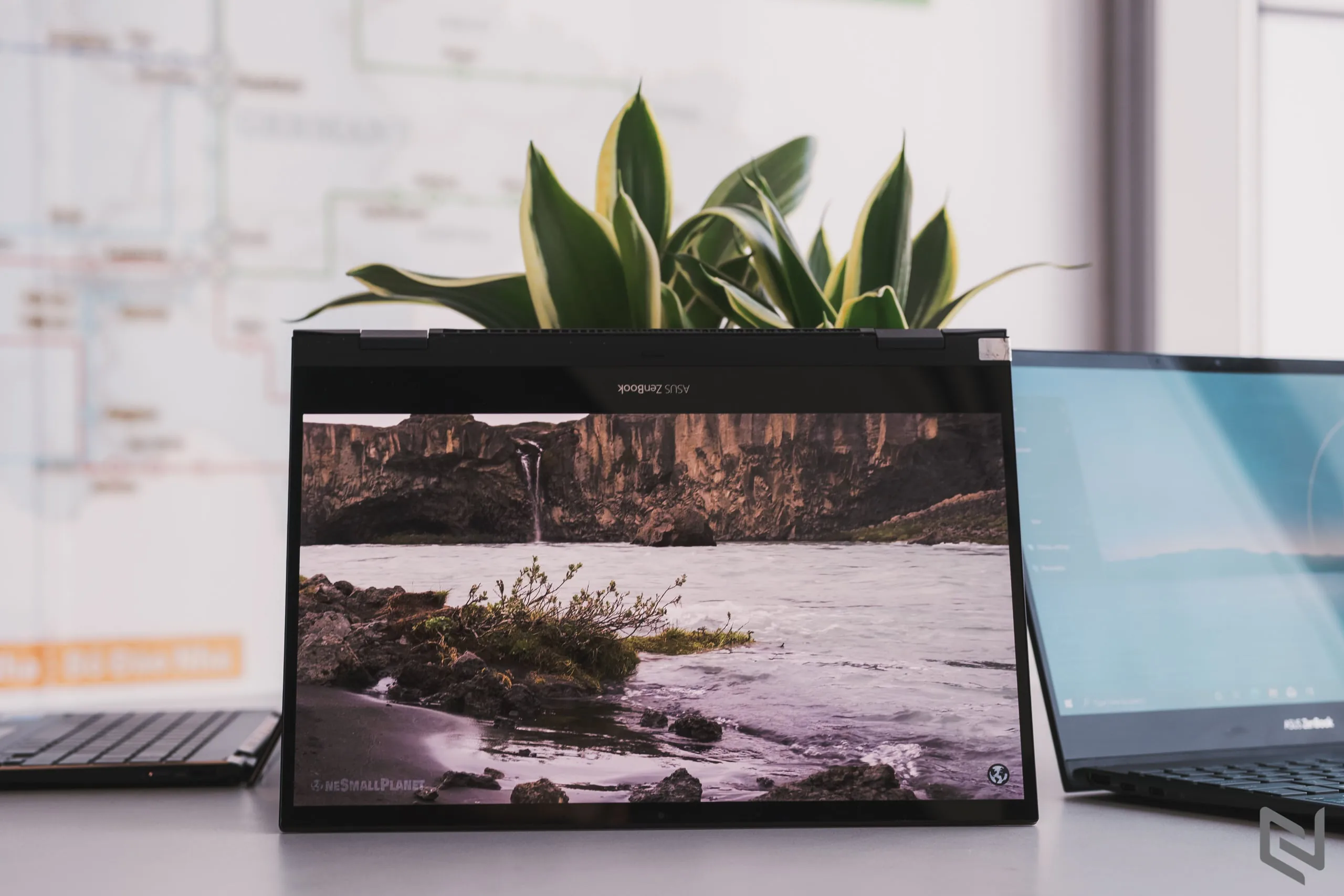 Ra mắt ASUS ZenBook Flip Series, laptop xoay gập tiên phong trang bị màn hình OLED mỏng nhất thế giới