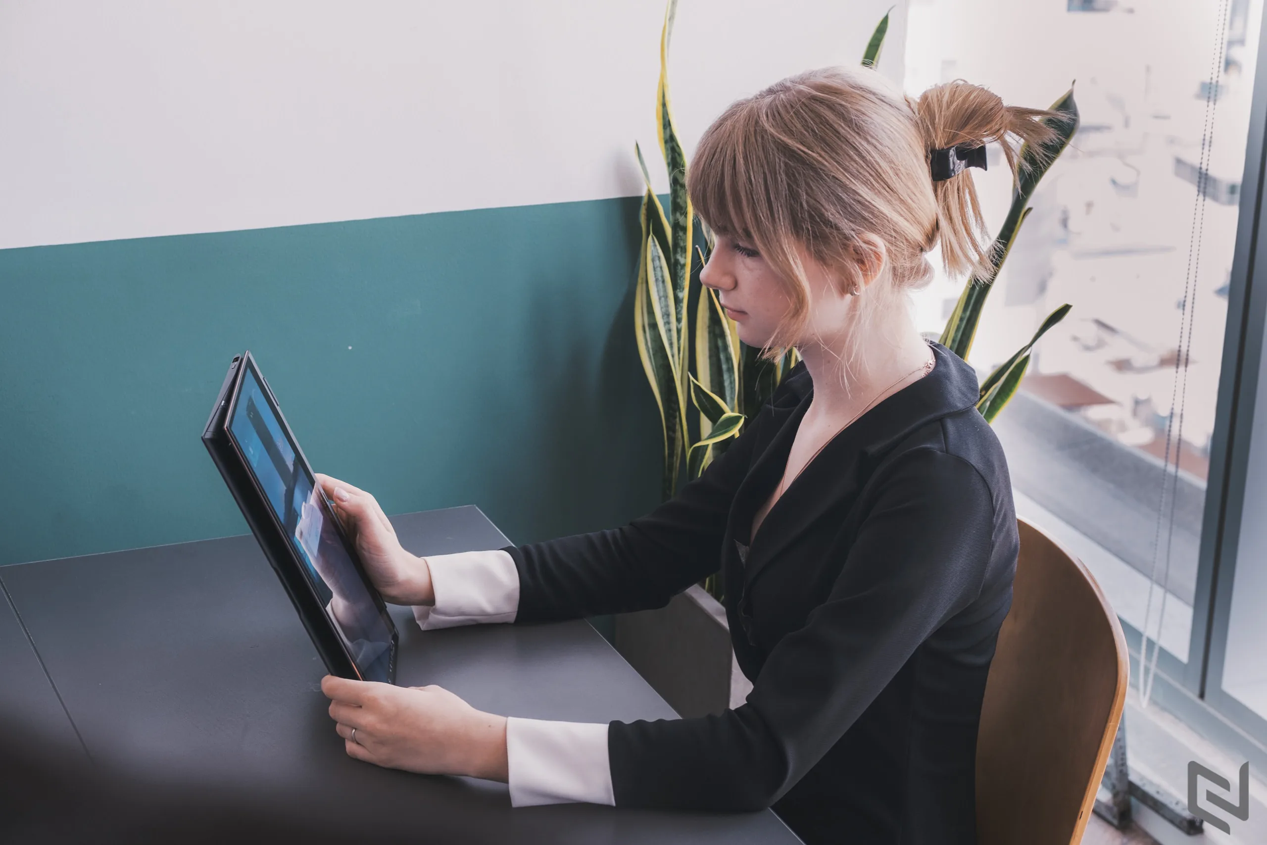 Ra mắt ASUS ZenBook Flip Series, laptop xoay gập tiên phong trang bị màn hình OLED mỏng nhất thế giới