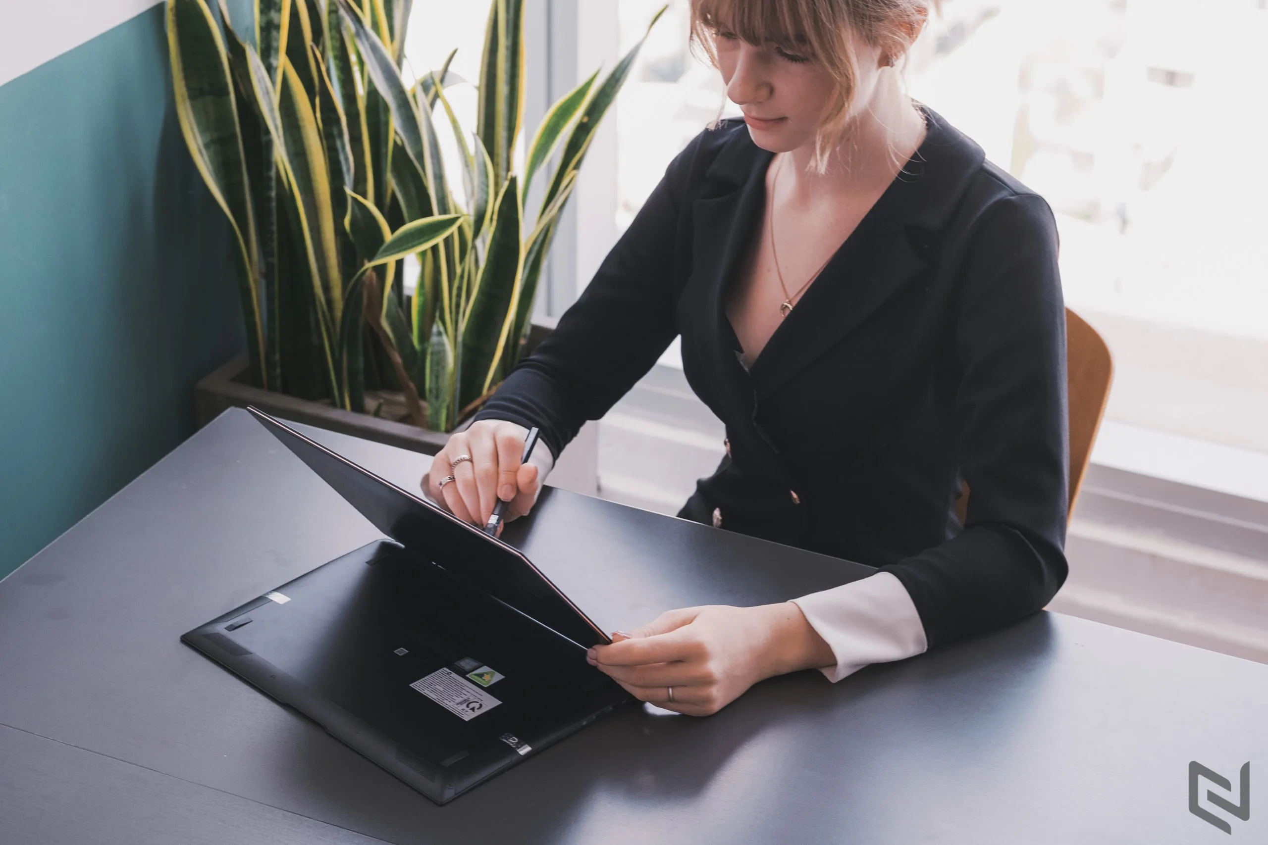 Ra mắt ASUS ZenBook Flip Series, laptop xoay gập tiên phong trang bị màn hình OLED mỏng nhất thế giới