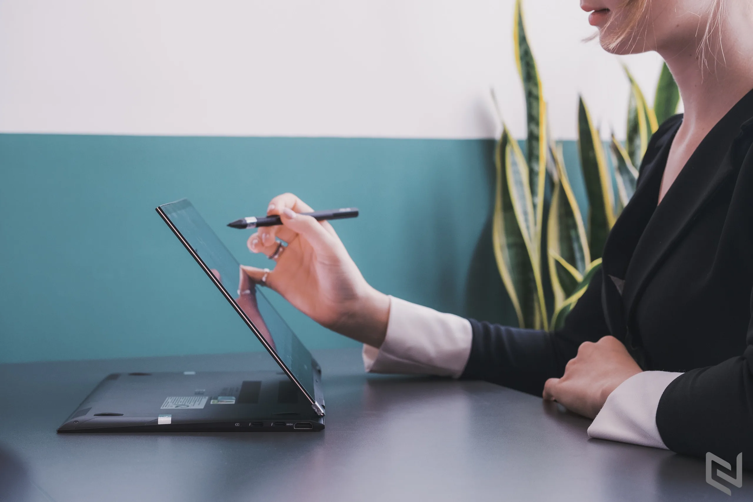 Ra mắt ASUS ZenBook Flip Series, laptop xoay gập tiên phong trang bị màn hình OLED mỏng nhất thế giới