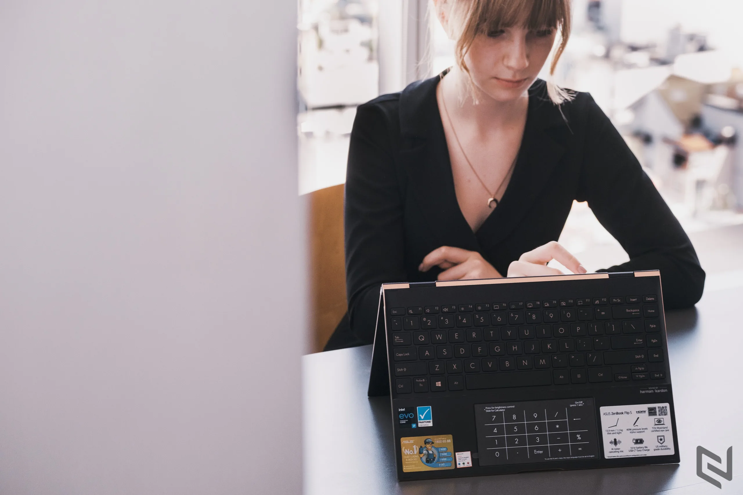Ra mắt ASUS ZenBook Flip Series, laptop xoay gập tiên phong trang bị màn hình OLED mỏng nhất thế giới