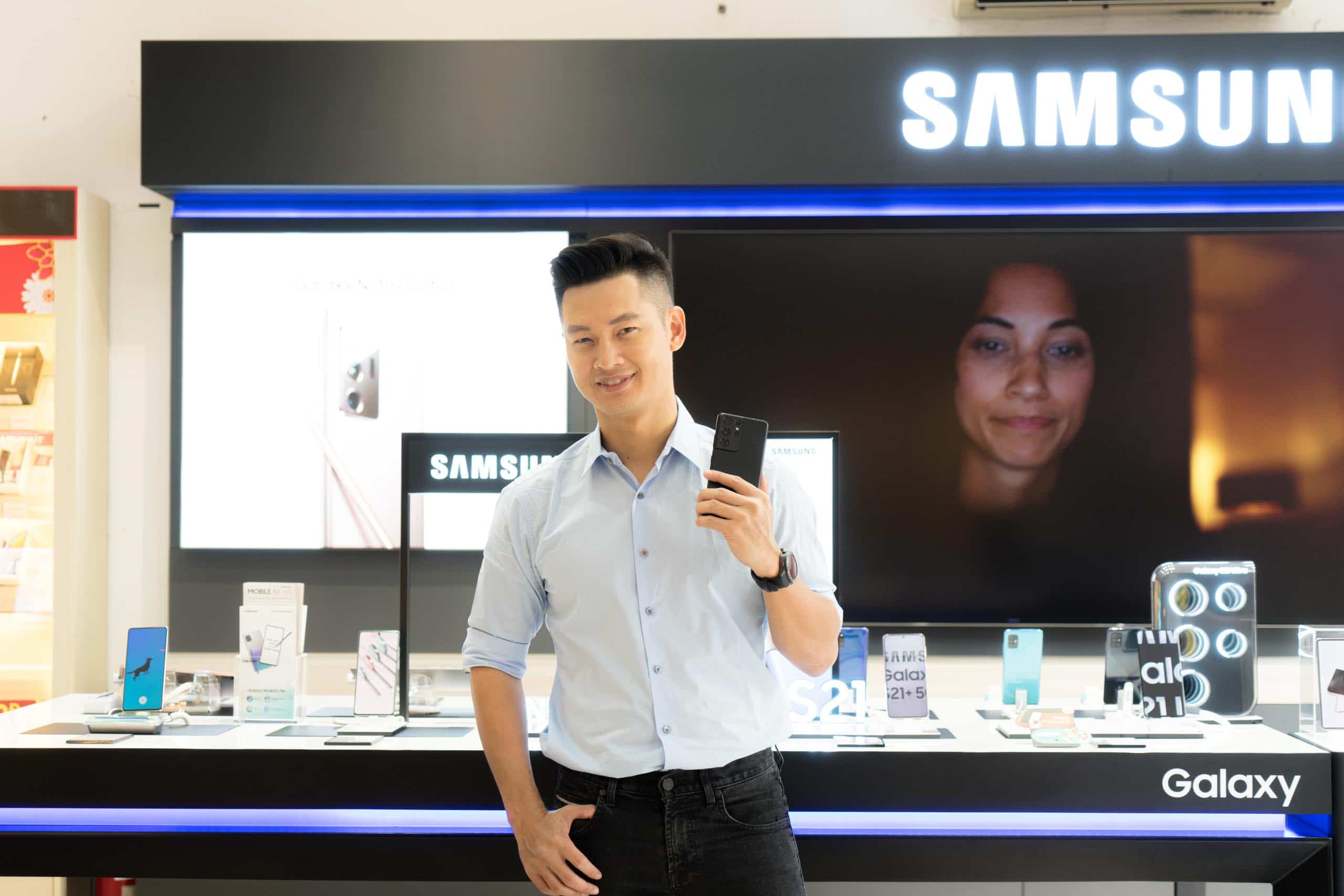 FPT Shop giao siêu phẩm Galaxy S21 Series đầu tiên tại Việt Nam cho khách hàng