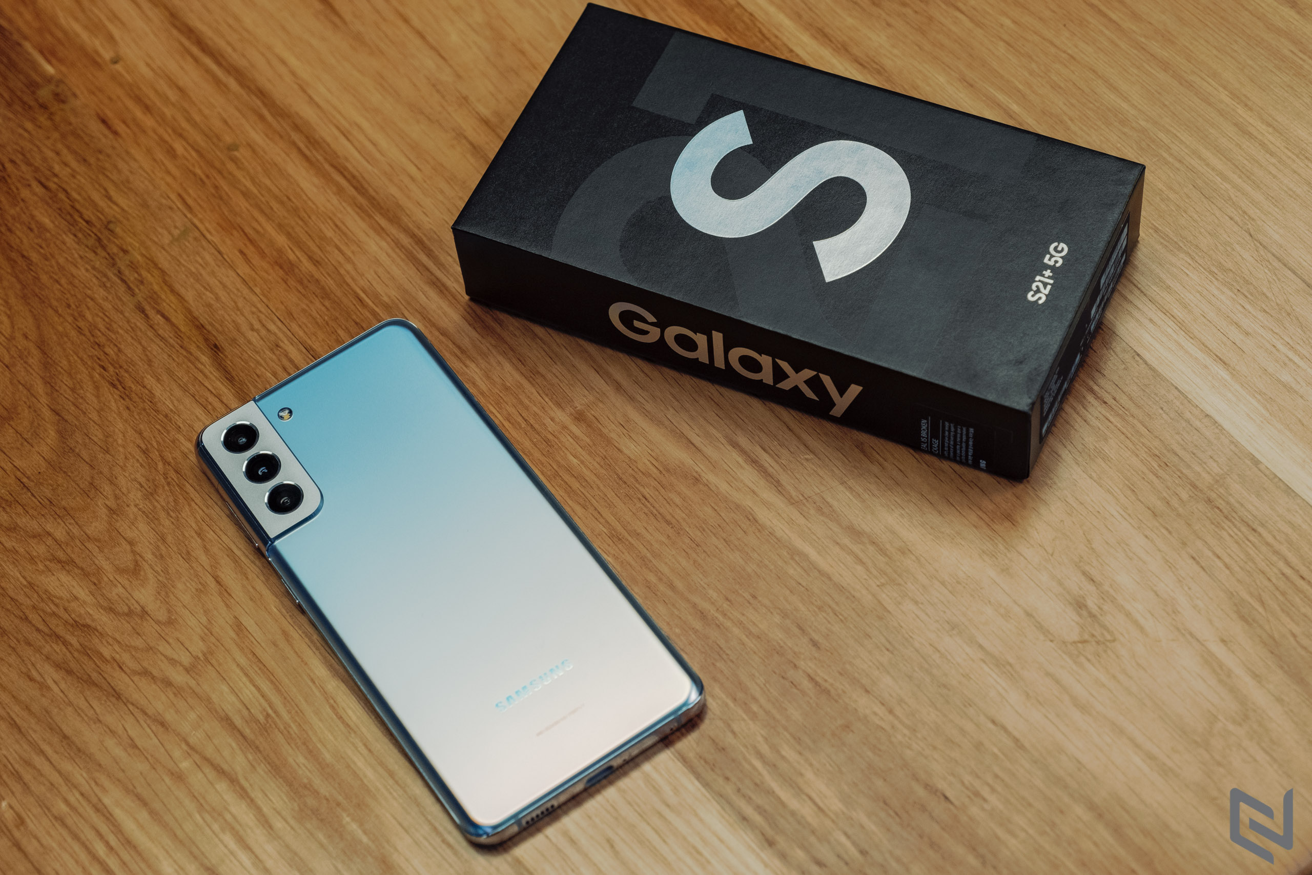 Mở hộp Galaxy S21+ 5G chính hãng: Đánh đổi cụm camera để có thiết kế hài hoà, các trang bị còn lại đều cao cấp