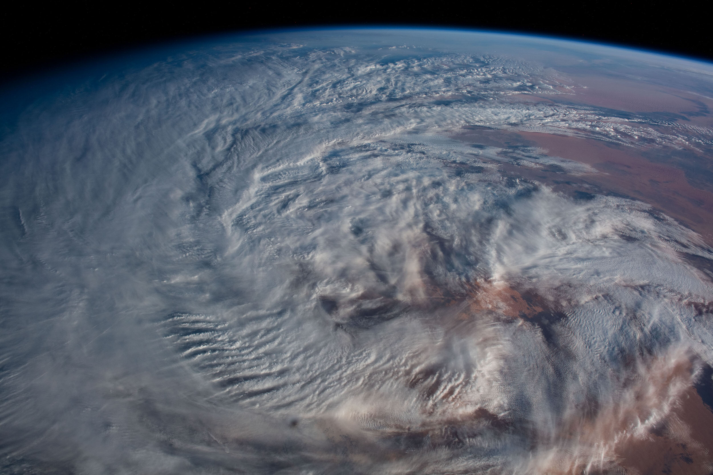 Top 20 bức ảnh được chụp từ Trạm không gian Quốc tế trong năm 2020
