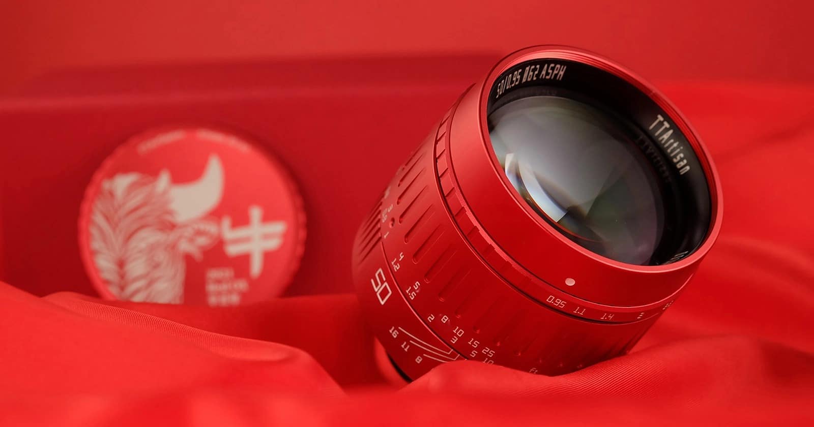 TTArtisan ra mắt ống kính 50mm F0.95 phiên bản năm con Trâu với màu đỏ đẹp mắt