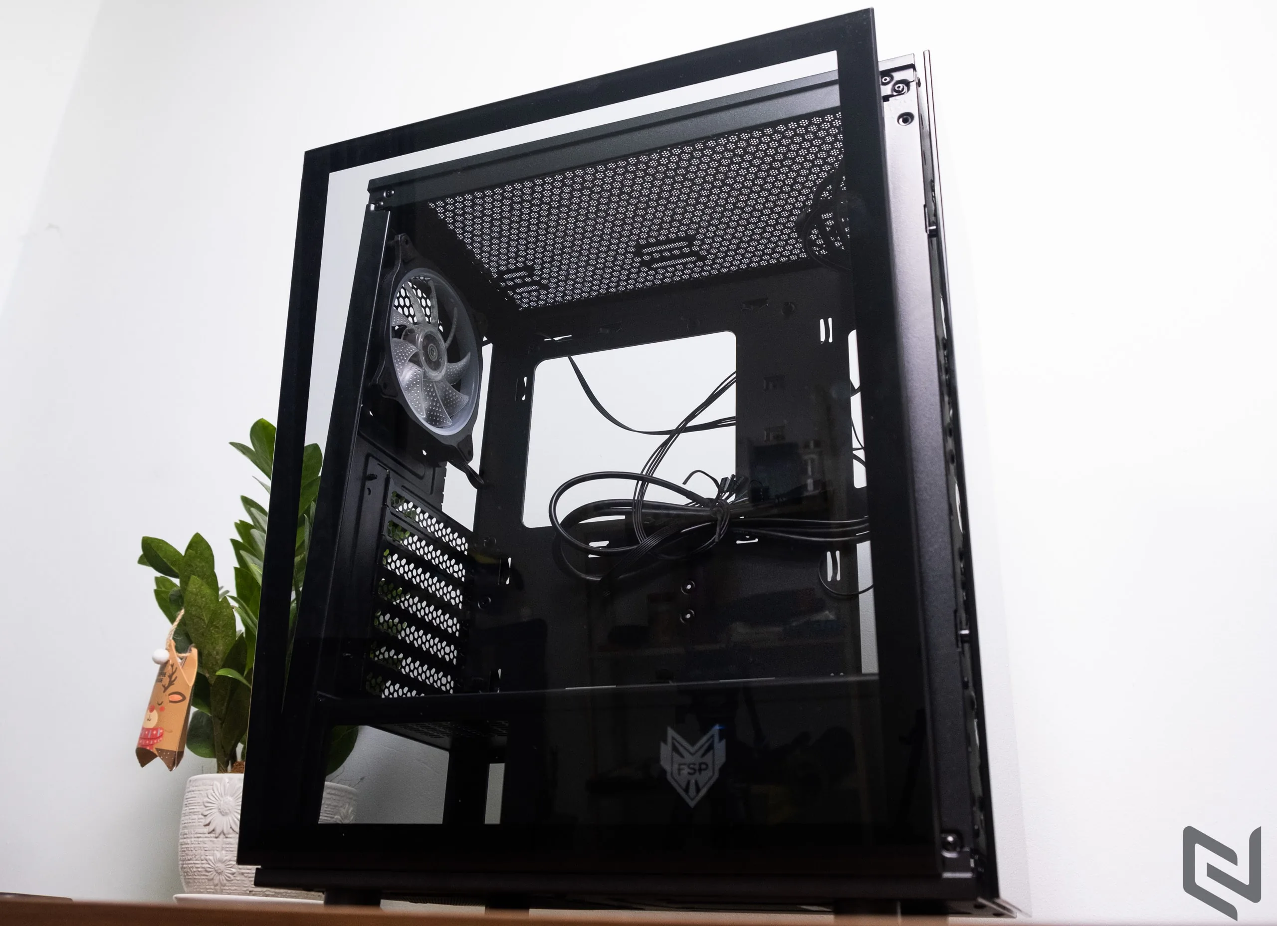 Trên tay thùng máy CMT340 và nguồn HyperK 500W đến từ FSP
