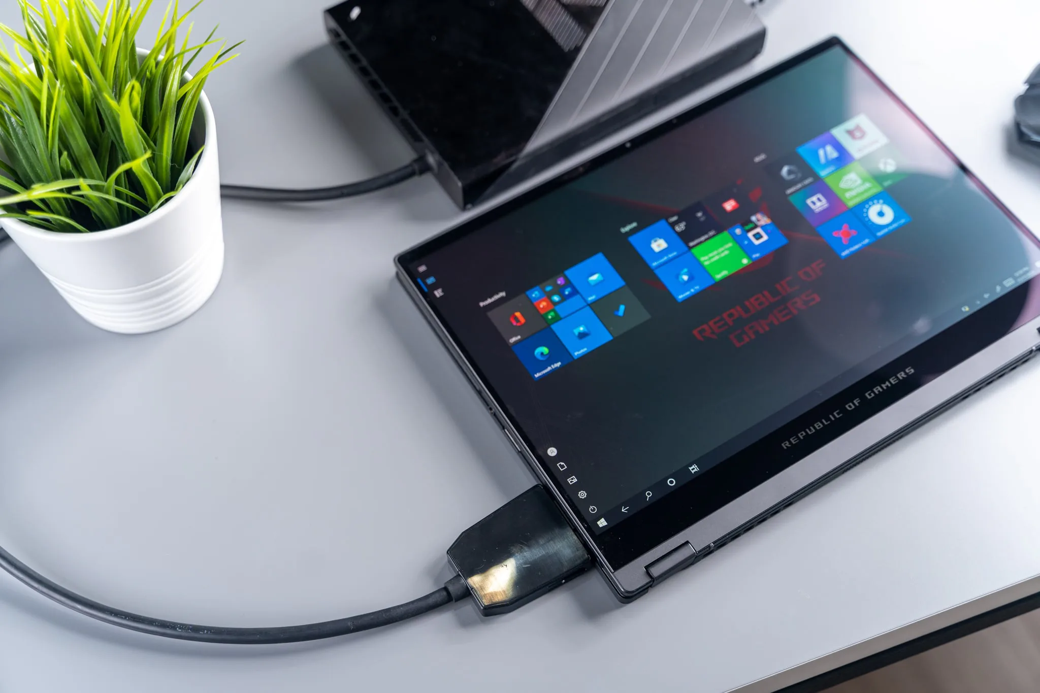 ROG ra mắt laptop gaming xoay gập ROG Flow X13 và eGPU rời XG Mobile