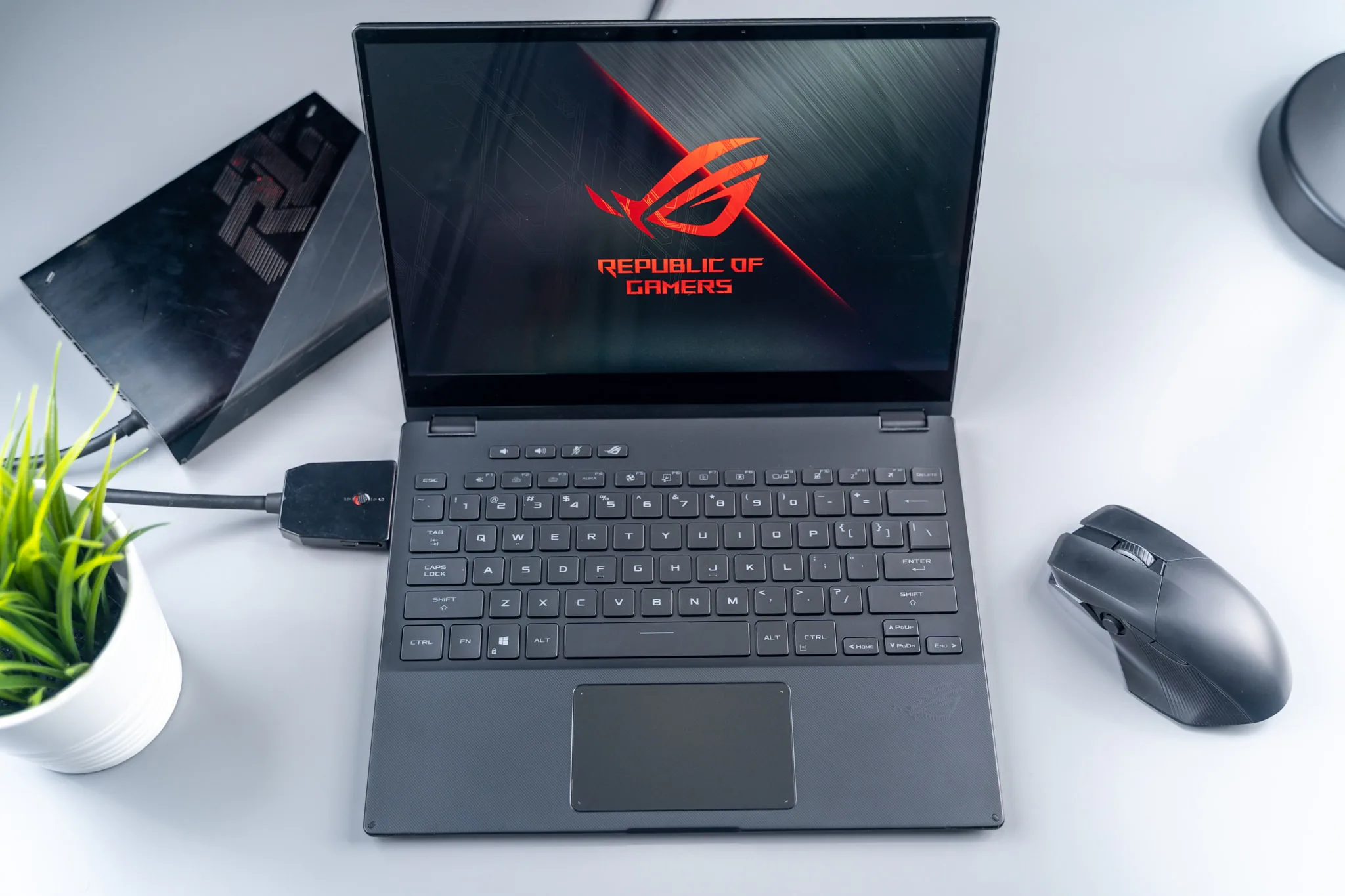 ROG ra mắt laptop gaming xoay gập ROG Flow X13 và eGPU rời XG Mobile