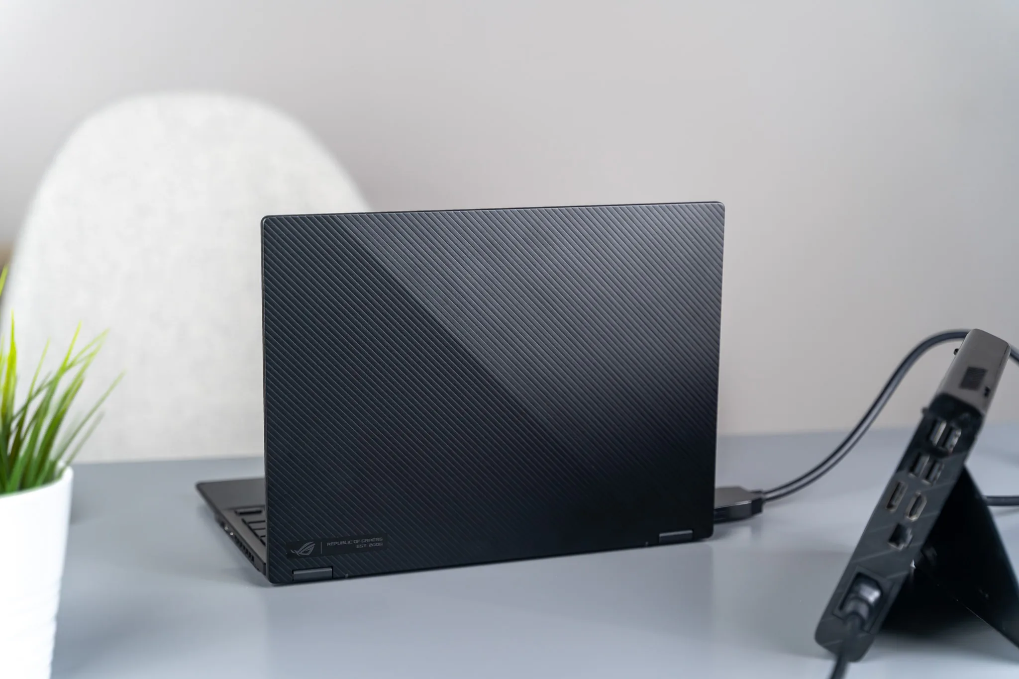 ROG ra mắt laptop gaming xoay gập ROG Flow X13 và eGPU rời XG Mobile