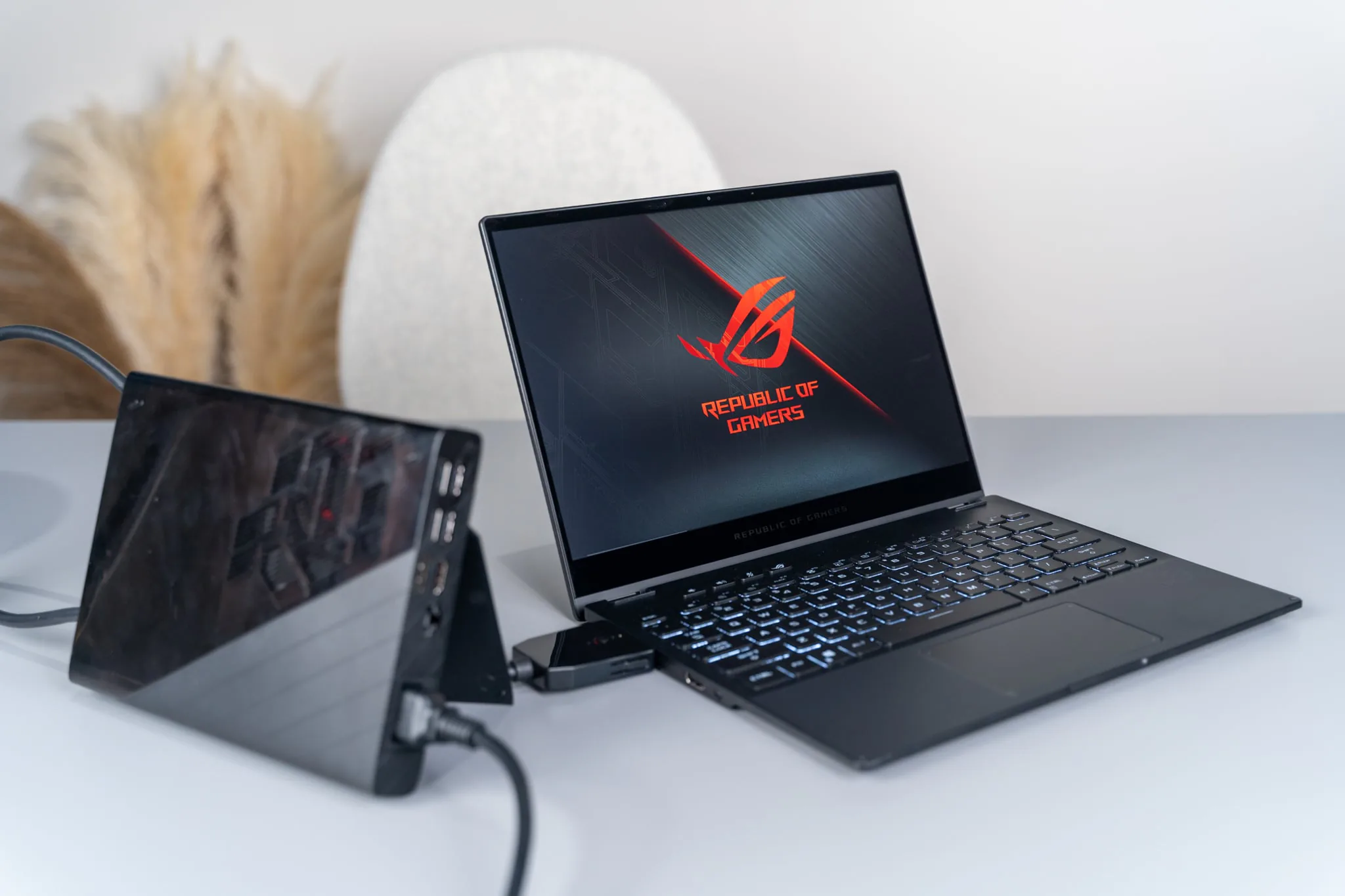 Trên tay laptop gaming xoay gập 2-in-1 ROG Flow X13 và XG Mobile: Bộ đôi gaming đa năng độc đáo và ấn tượng