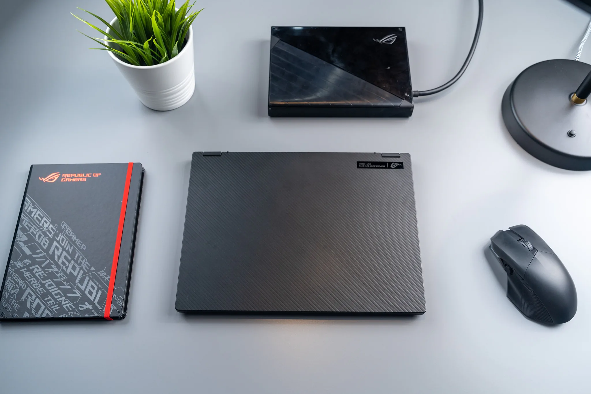 ROG ra mắt laptop gaming xoay gập ROG Flow X13 và eGPU rời XG Mobile