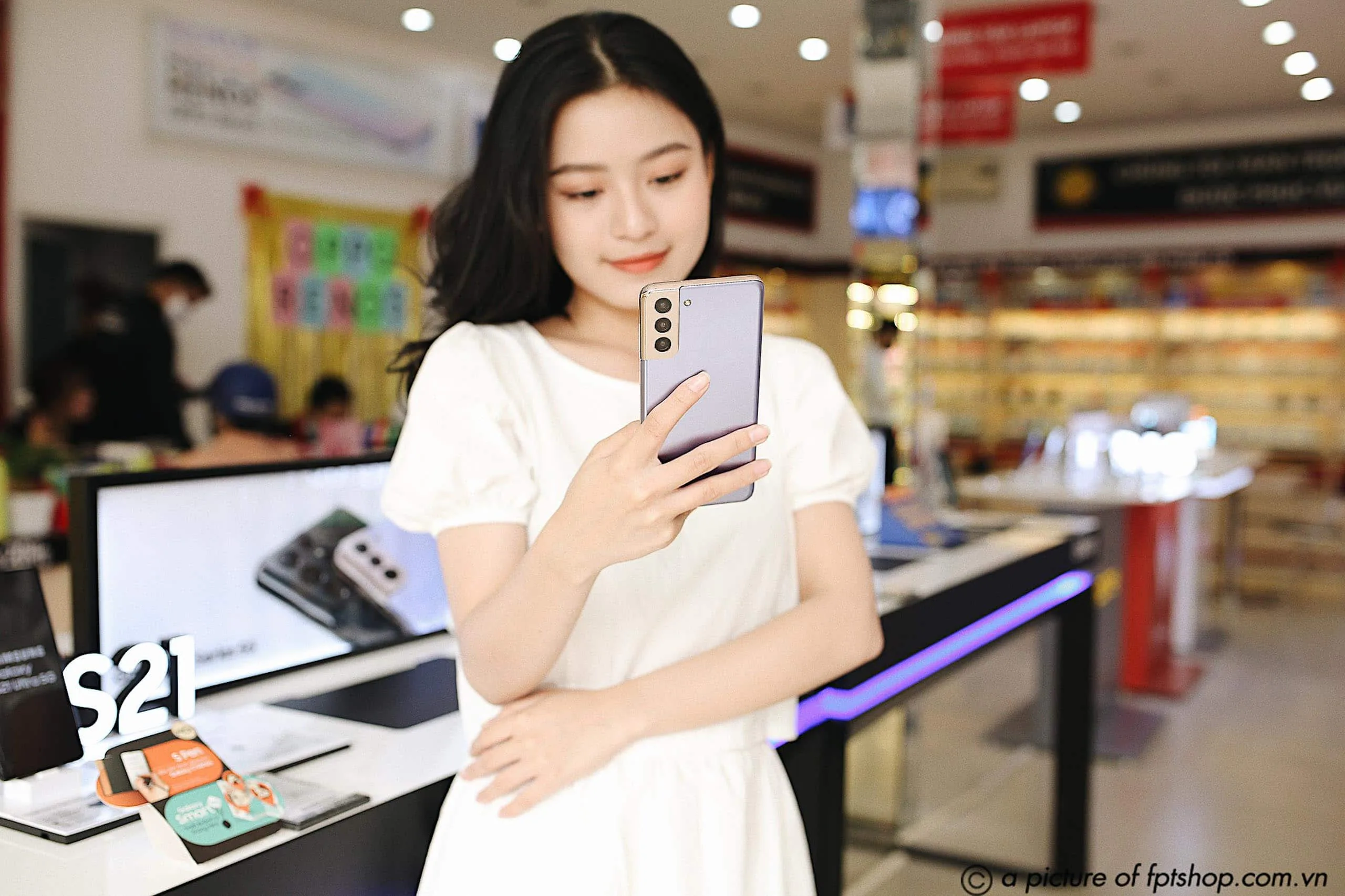 FPT Shop giao siêu phẩm Galaxy S21 Series đầu tiên tại Việt Nam cho khách hàng
