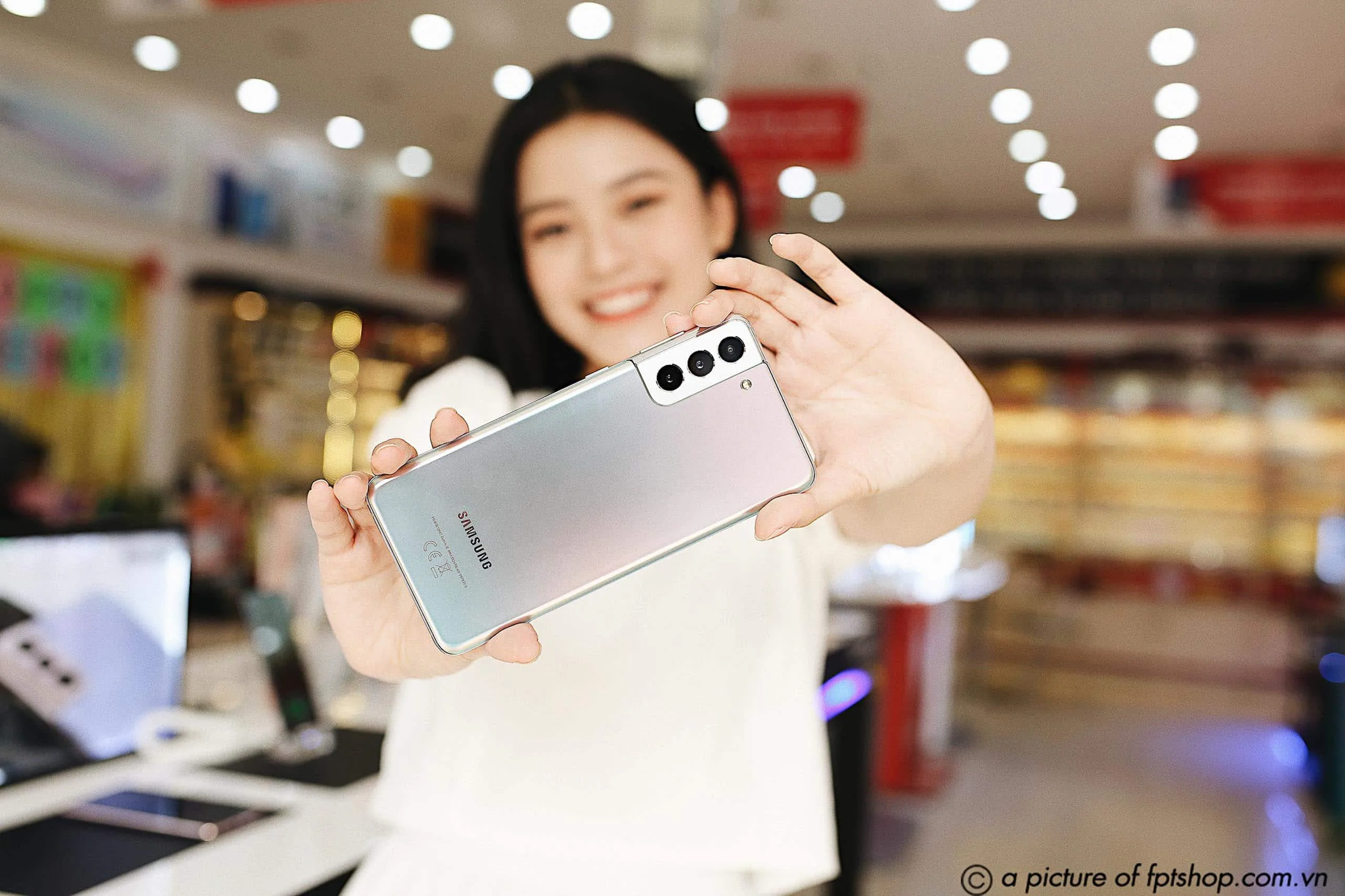 FPT Shop giao siêu phẩm Galaxy S21 Series đầu tiên tại Việt Nam cho khách hàng