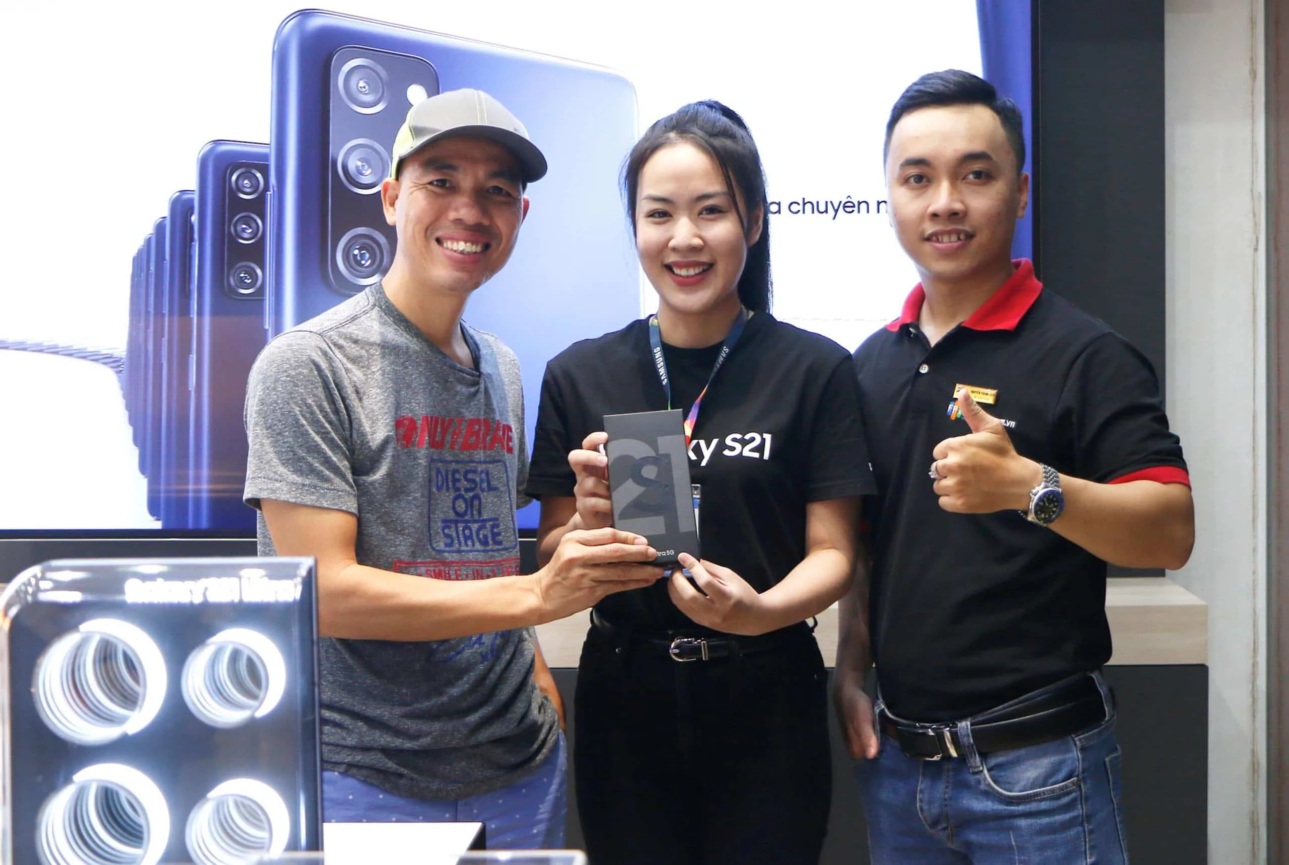 FPT Shop giao siêu phẩm Galaxy S21 Series đầu tiên tại Việt Nam cho khách hàng