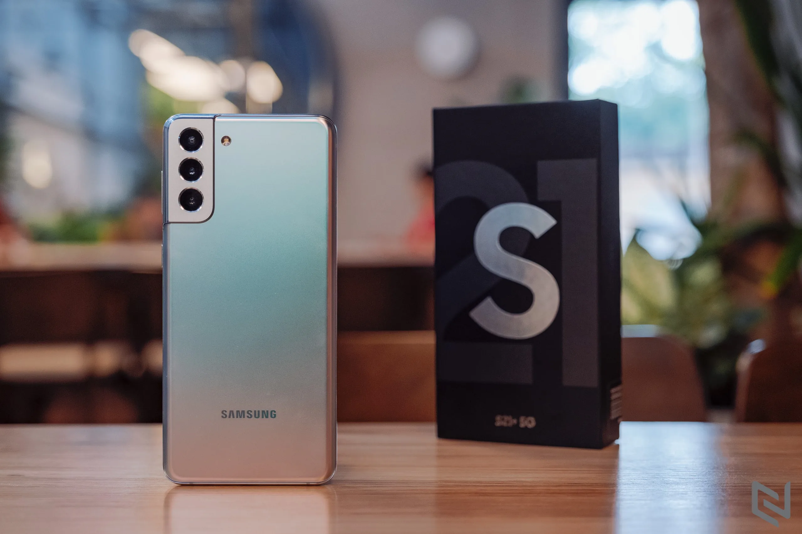 Mở hộp Galaxy S21+ 5G chính hãng: Đánh đổi cụm camera để có thiết kế hài hoà, các trang bị còn lại đều cao cấp