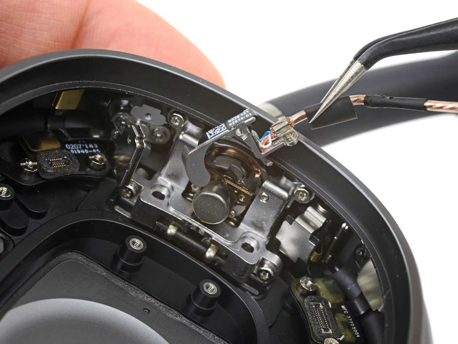 Tháo tung AirPods Max cùng iFixit: Hoàn thiện cực tốt và cao cấp