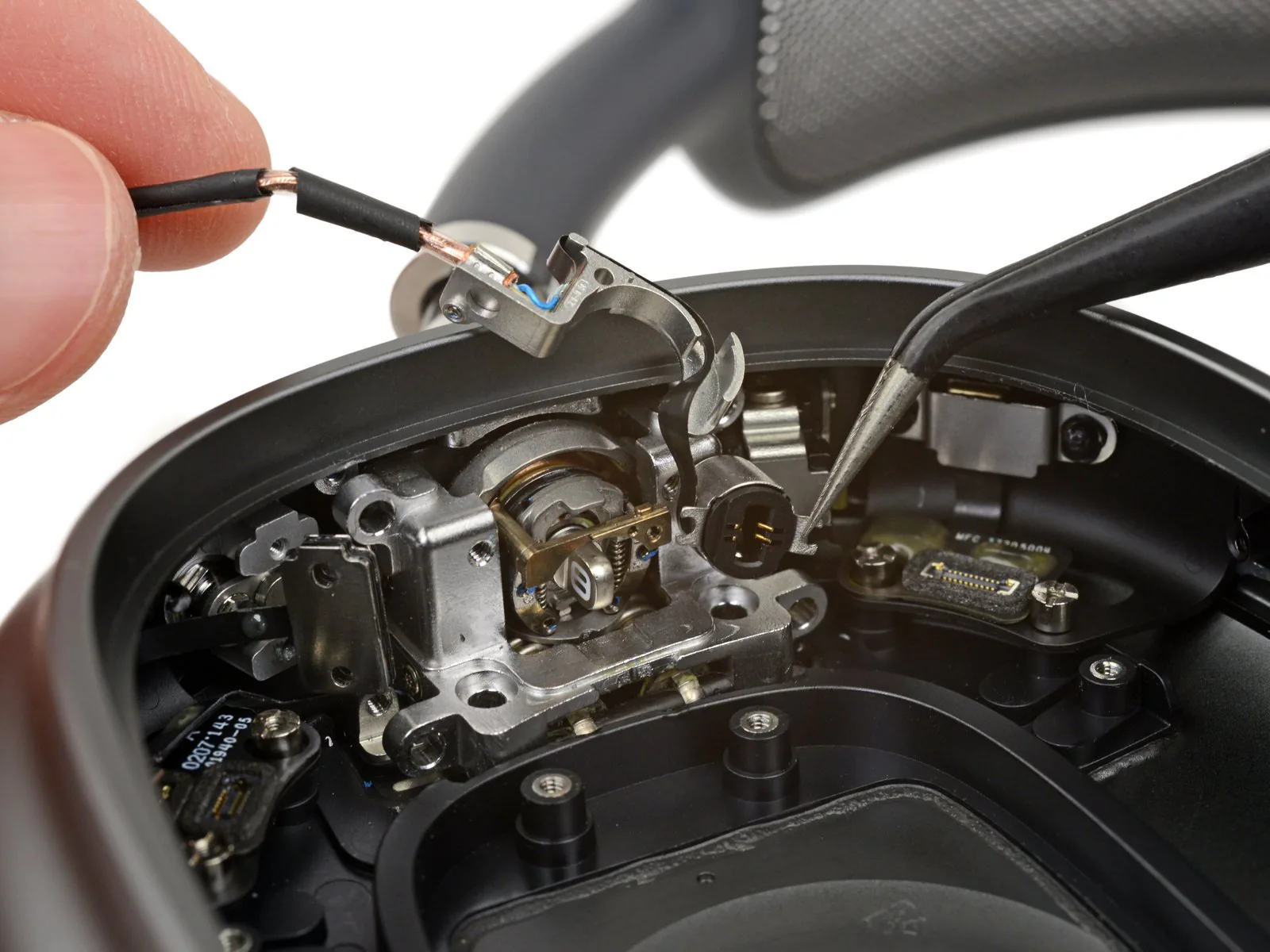 Tháo tung AirPods Max cùng iFixit: Hoàn thiện cực tốt và cao cấp