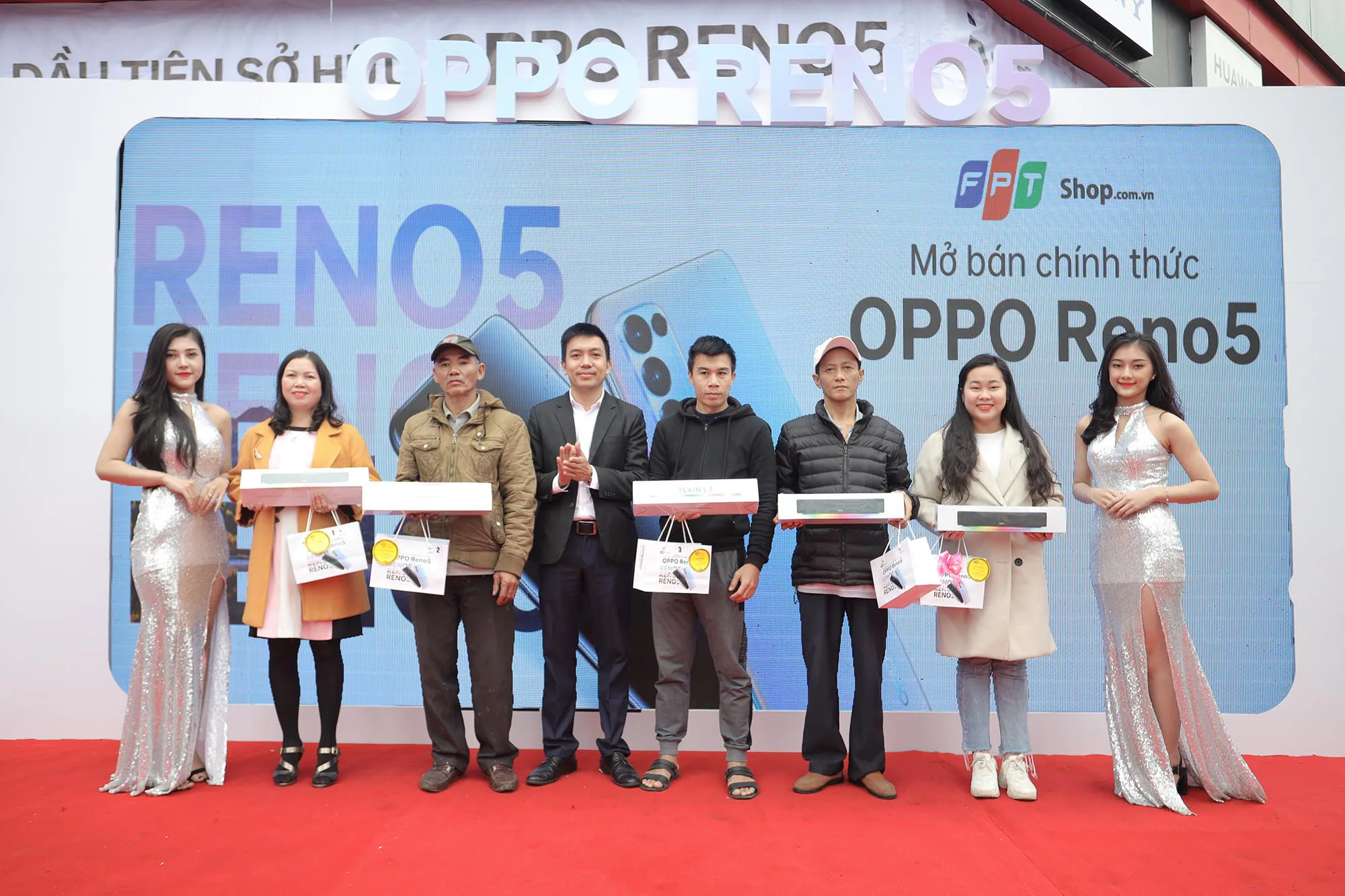 OPPO Reno5 chính thức mở bán với kỷ lục 42,000 đơn đặt cọc