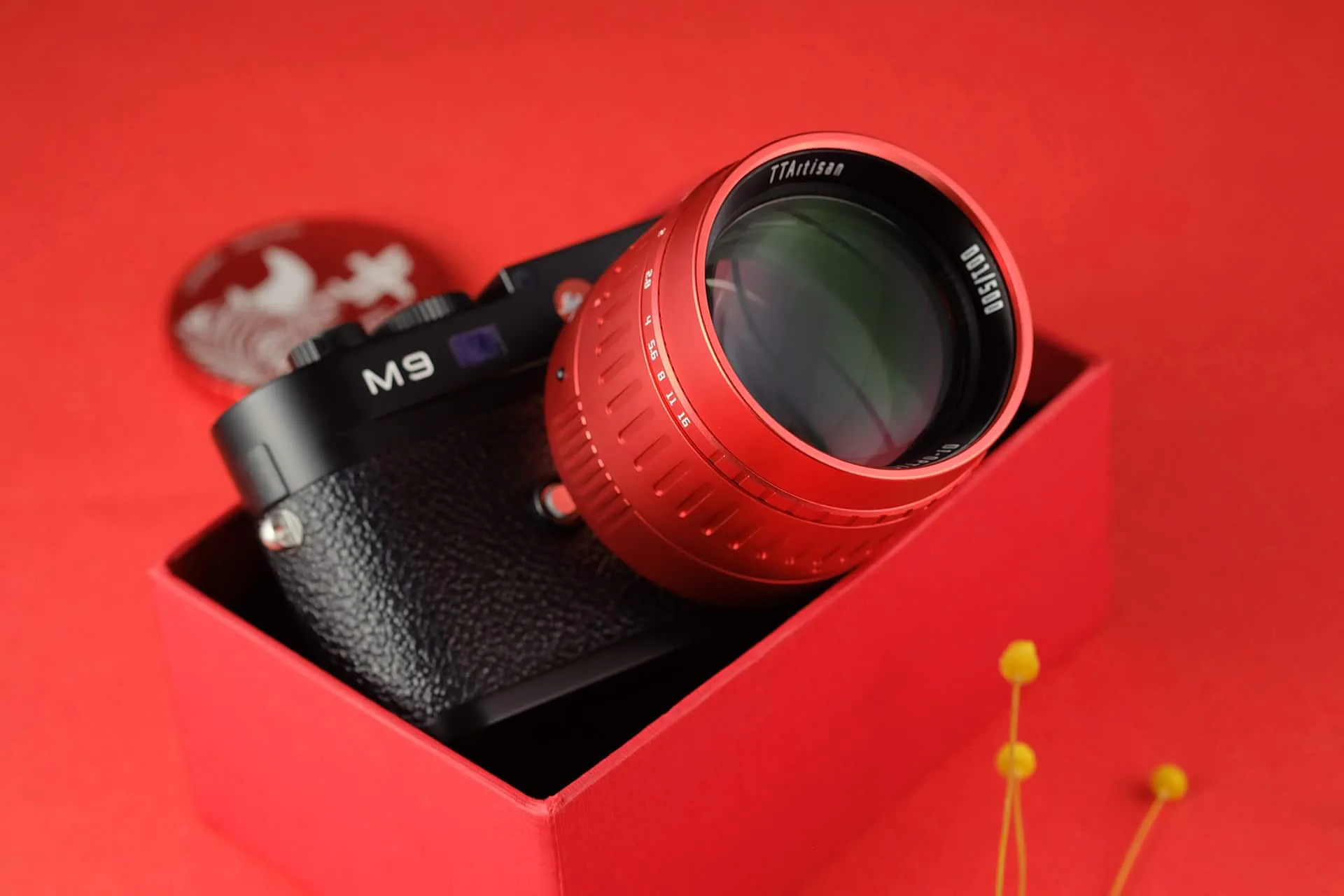 TTArtisan ra mắt ống kính 50mm F0.95 phiên bản năm con Trâu với màu đỏ đẹp mắt