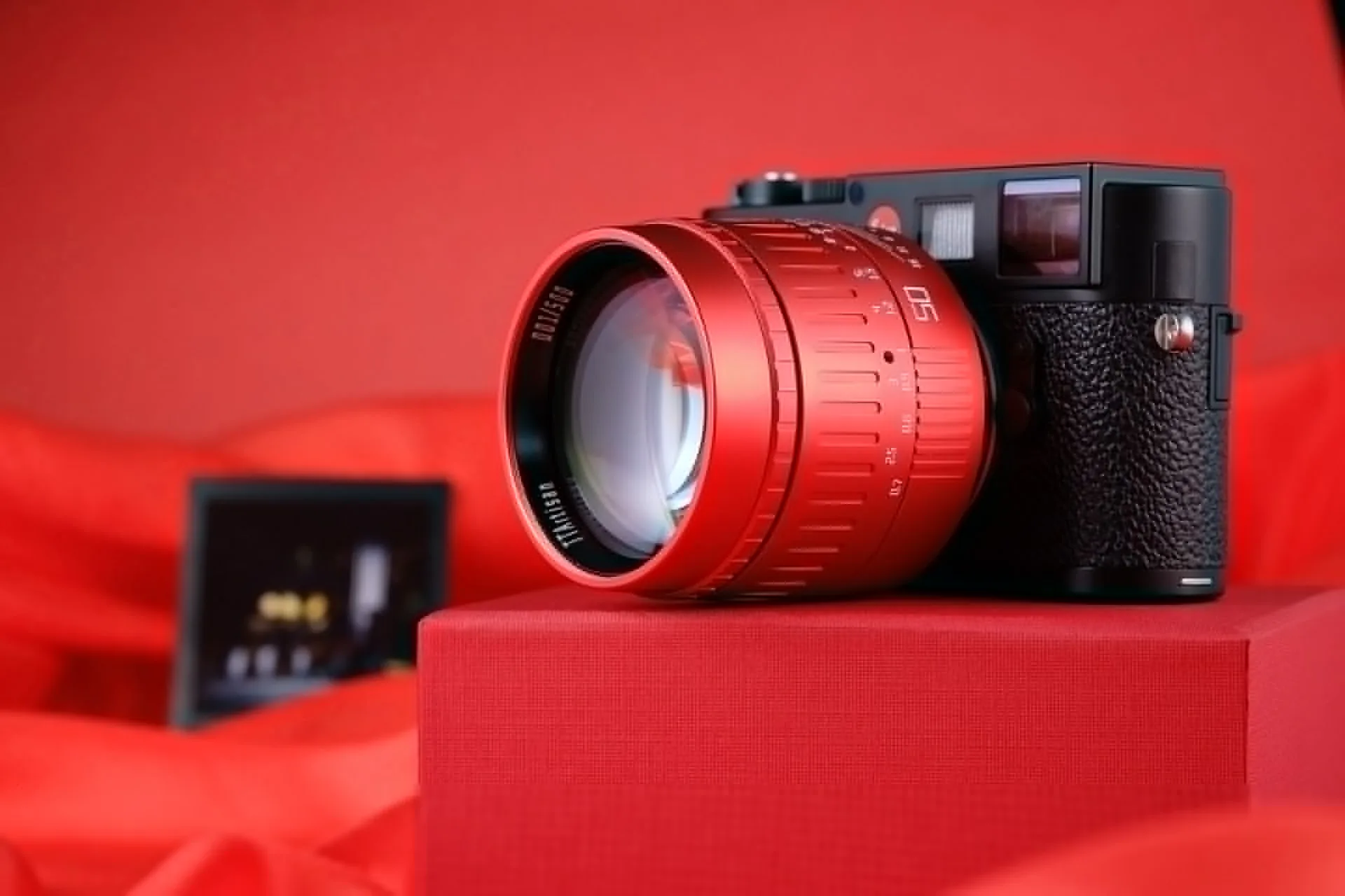 TTArtisan ra mắt ống kính 50mm F0.95 phiên bản năm con Trâu với màu đỏ đẹp mắt