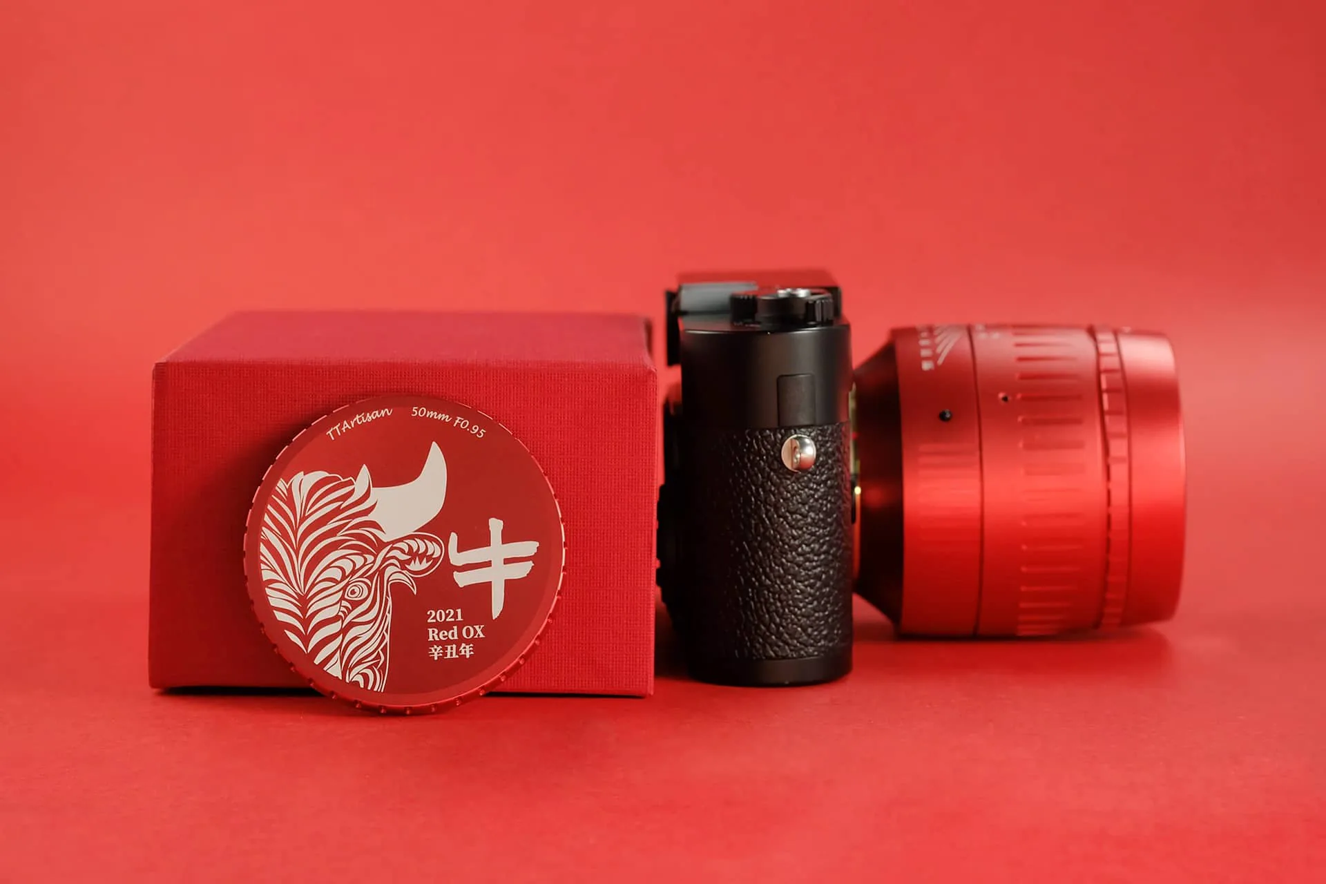 TTArtisan ra mắt ống kính 50mm F0.95 phiên bản năm con Trâu với màu đỏ đẹp mắt