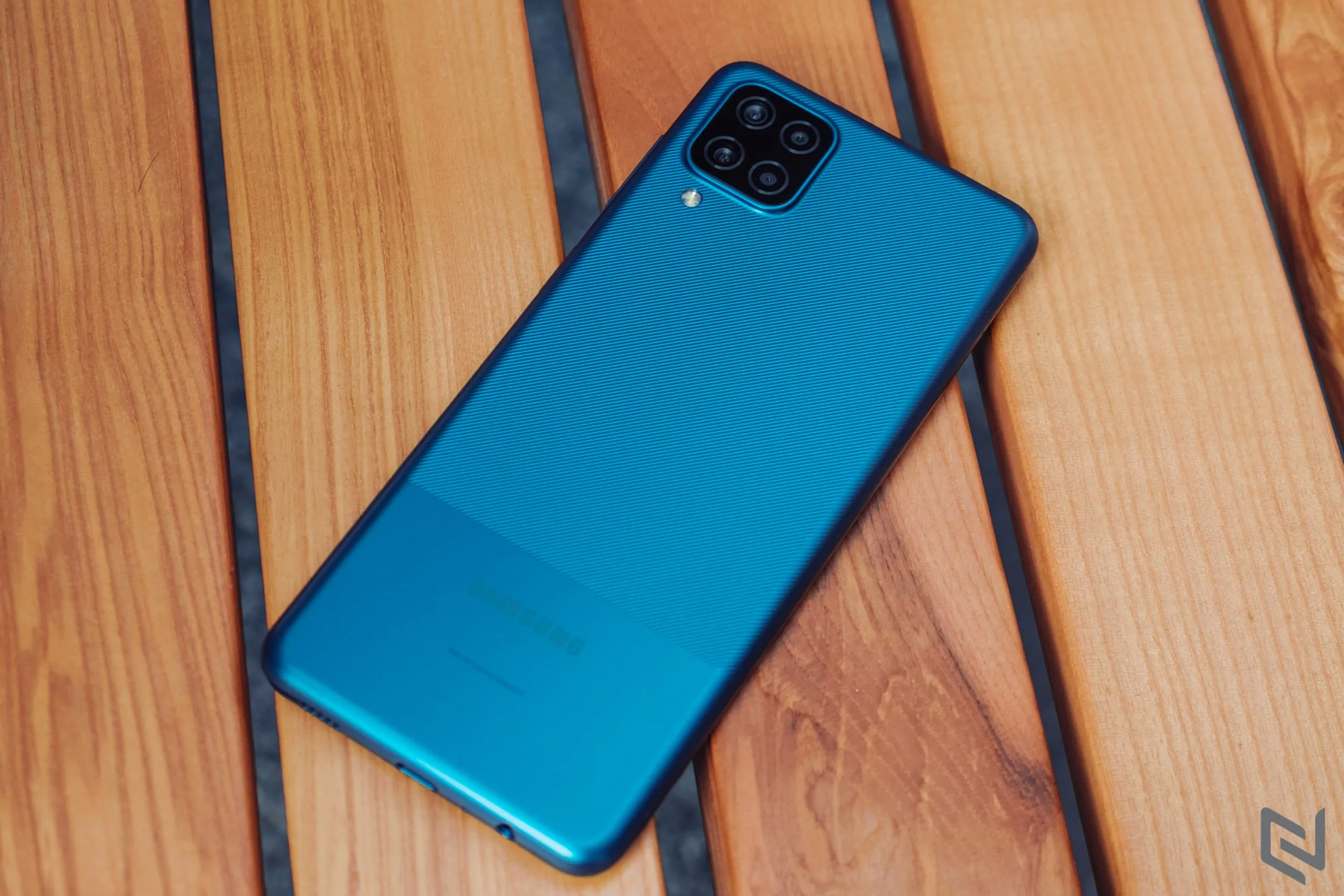Trên tay Galaxy A12: Smartphone pin khủng 5,000mAh, thiết kế mặt lưng mới lạ từ Samsung