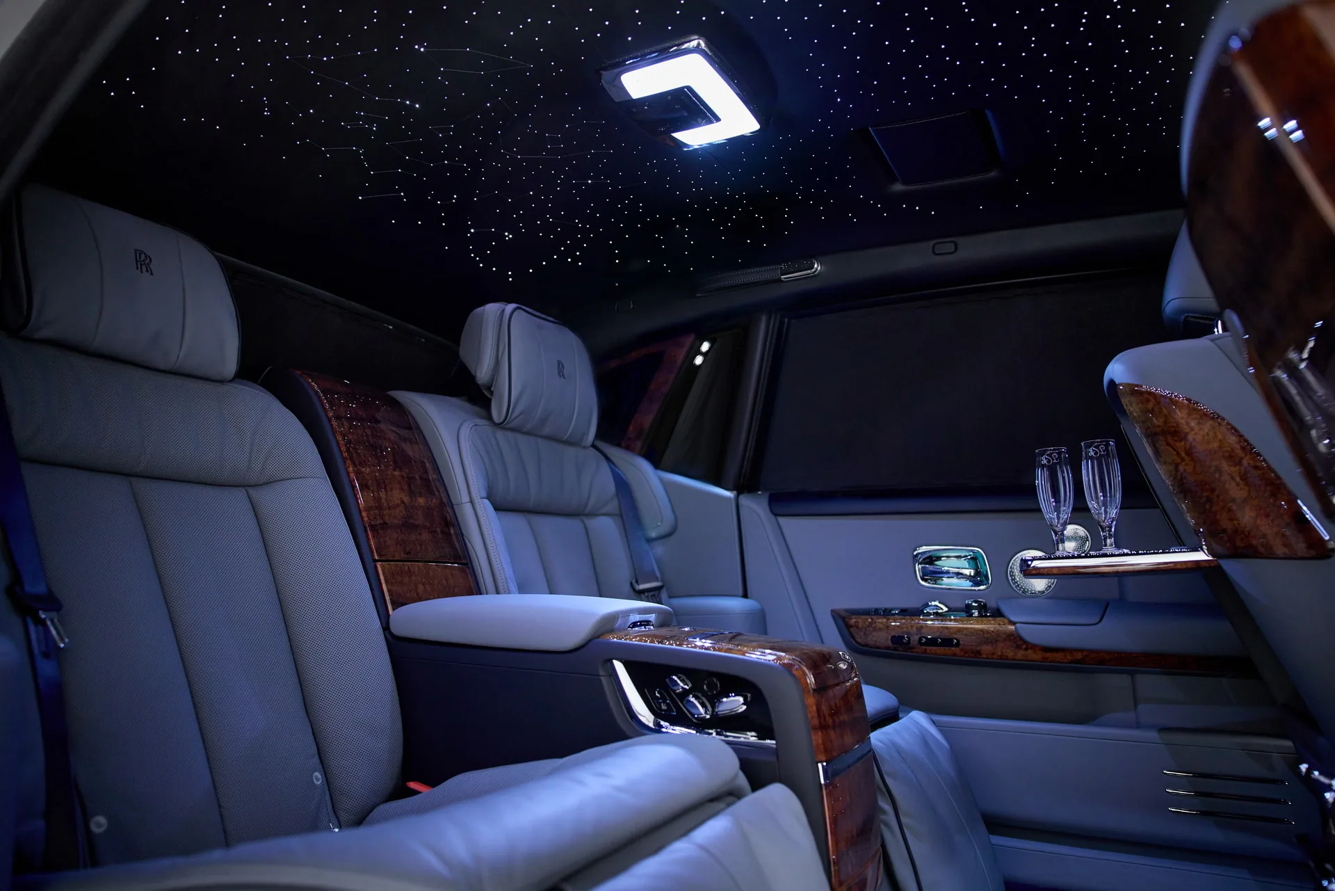 Ngắm nhìn Rolls-Royce Koa Phantom 2021 với nội thất gỗ Koa cực hiếm