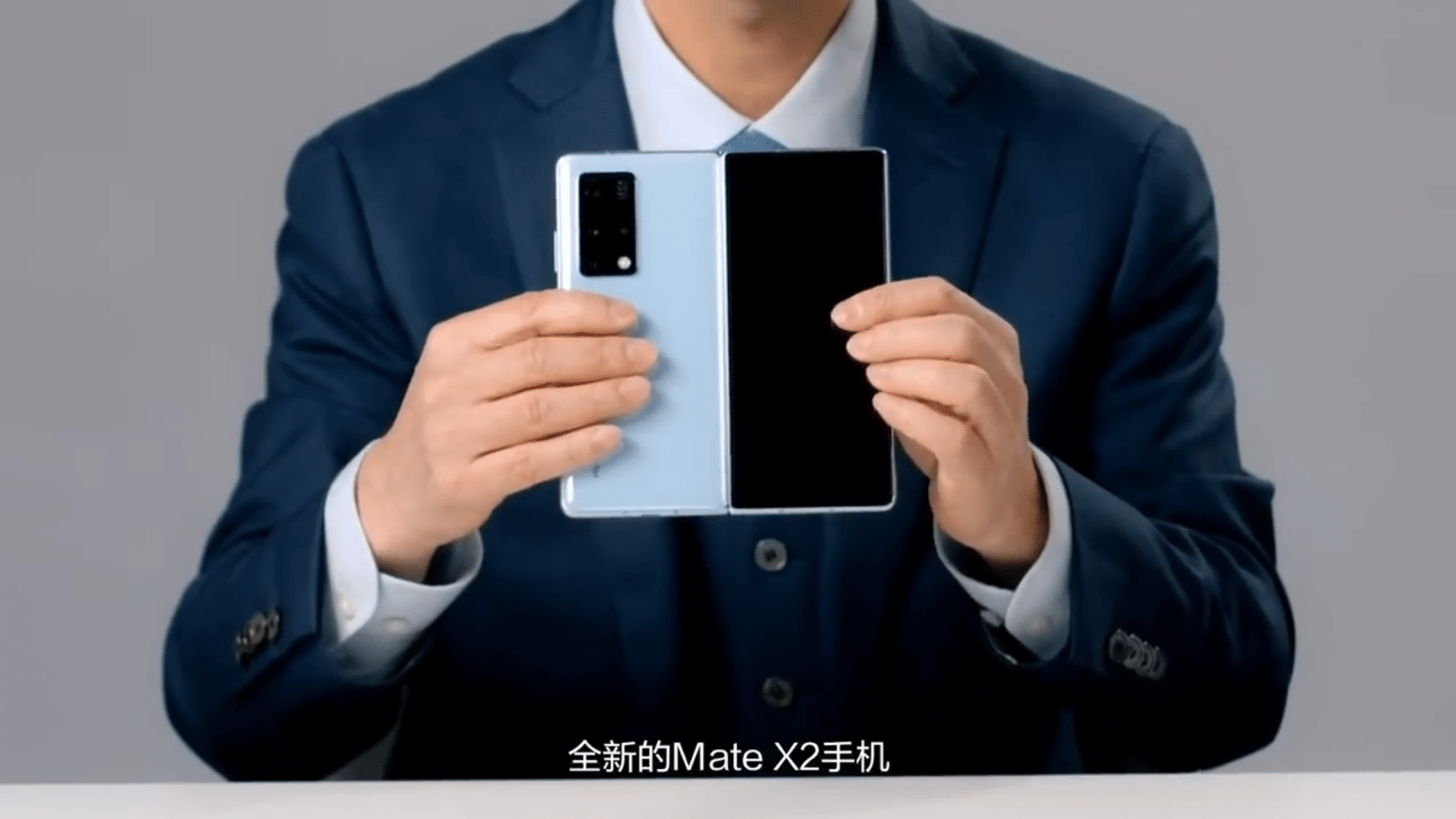 Huawei tung video mở hộp Mate X2 với kiểu dáng gập giống Samsung Galaxy Z Fold2
