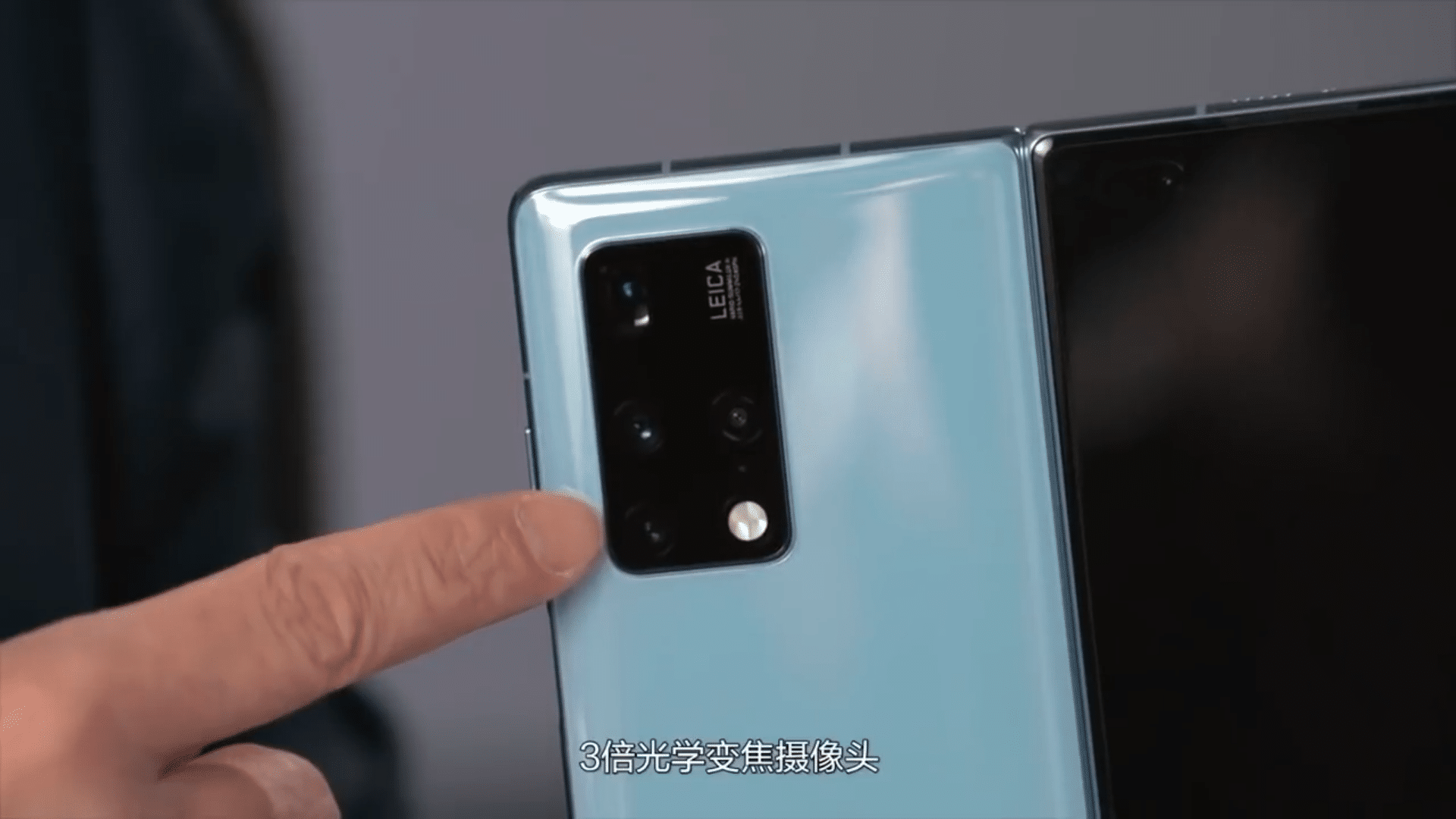 Huawei tung video mở hộp Mate X2 với kiểu dáng gập giống Samsung Galaxy Z Fold2