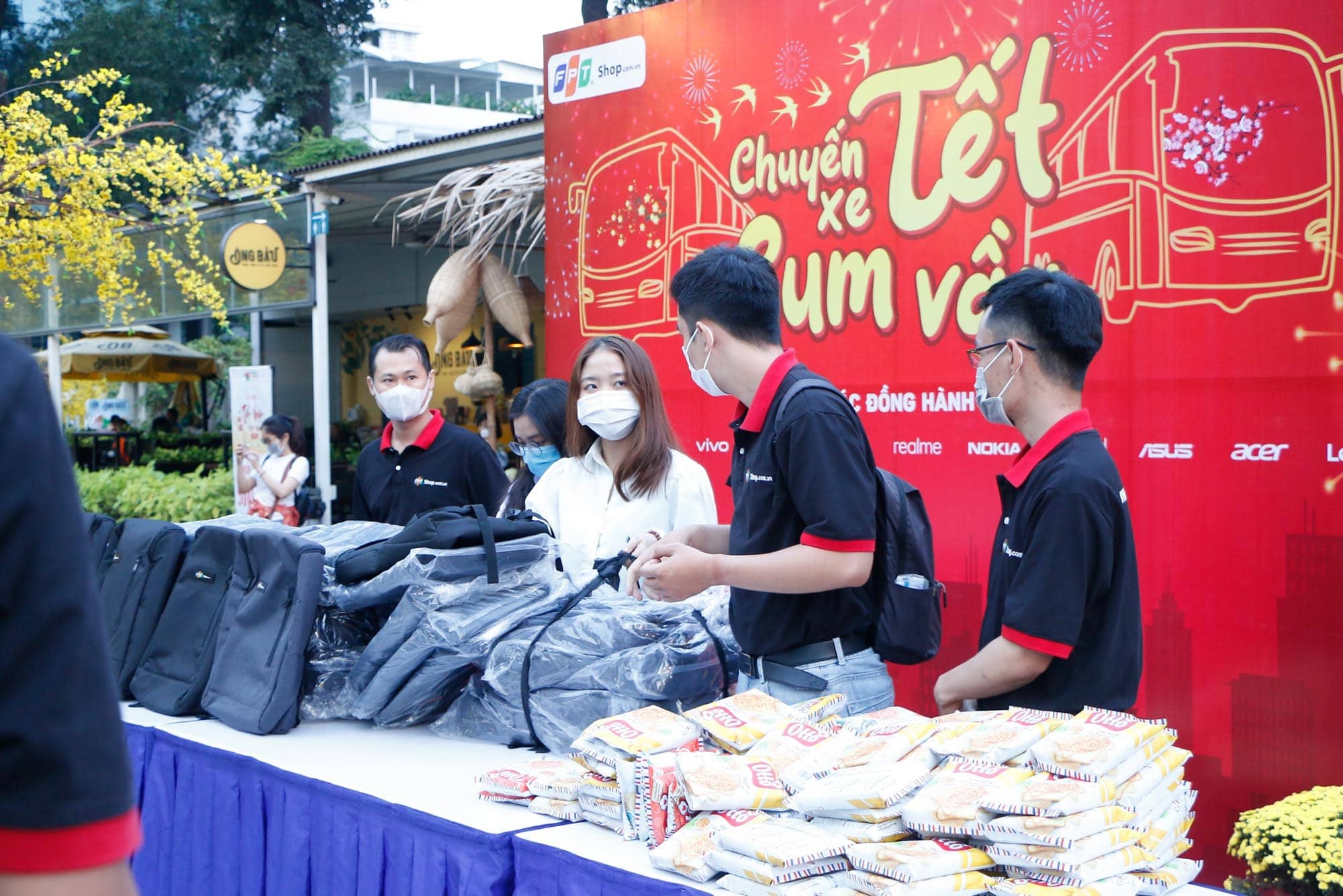 FPT Shop đã đưa hơn 2,000 sinh viên có hoàn cảnh khó khăn về quê đón Tết