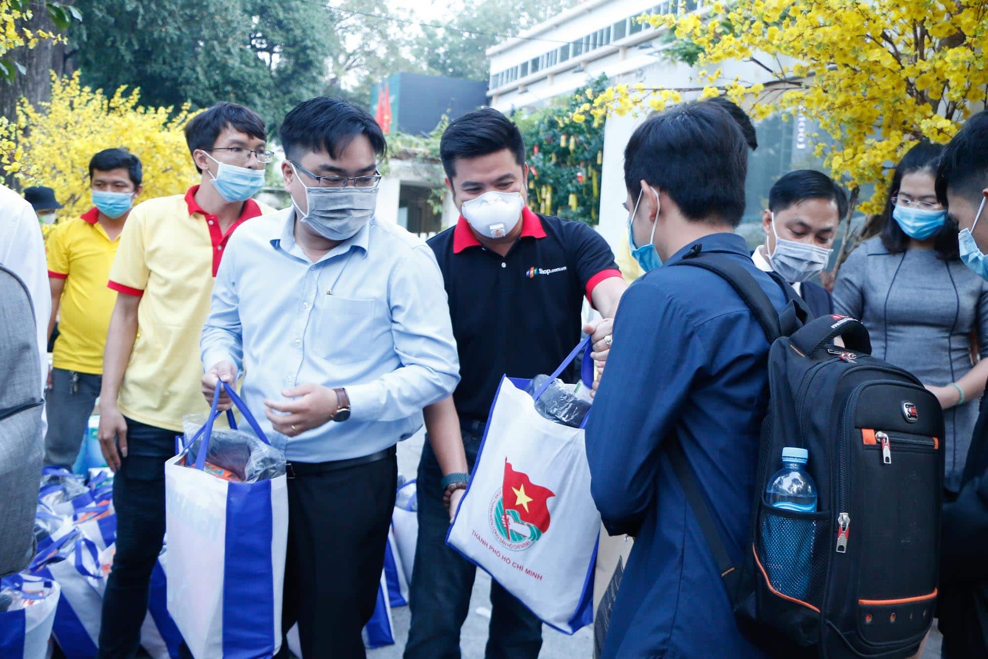 FPT Shop đã đưa hơn 2,000 sinh viên có hoàn cảnh khó khăn về quê đón Tết