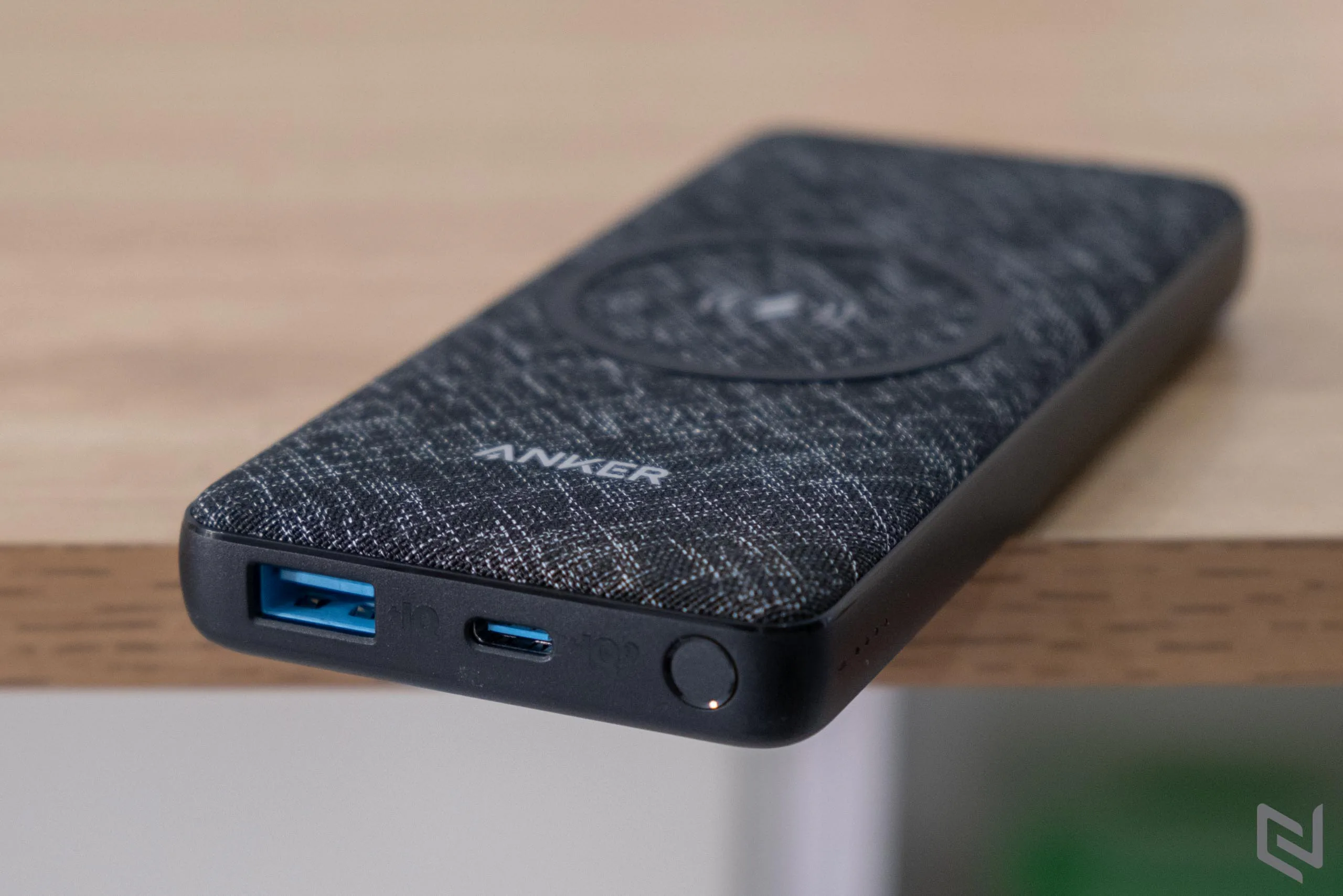 Trên tay sạc dự phòng Anker PowerCore III Sense 10K Wireless A1617: Sạc nhanh 18W, sạc không dây 10W, hoàn thiện cao cấp