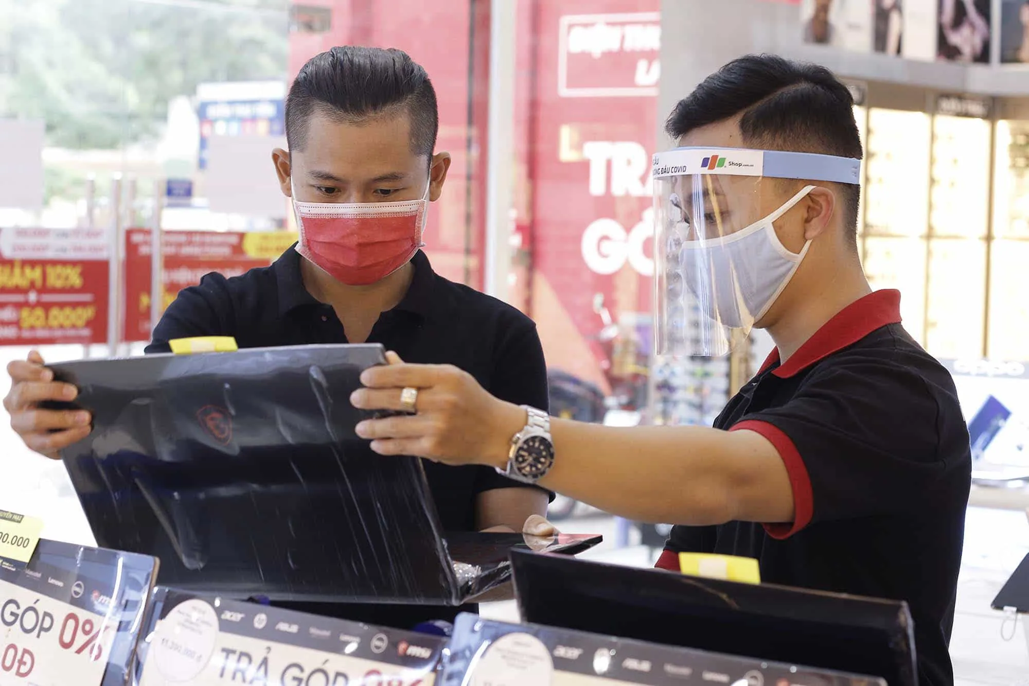 Mua laptop tại FPT Shop: vừa được giảm đến 3 triệu, vừa được tặng combo làm việc tại nhà mùa Covid-19