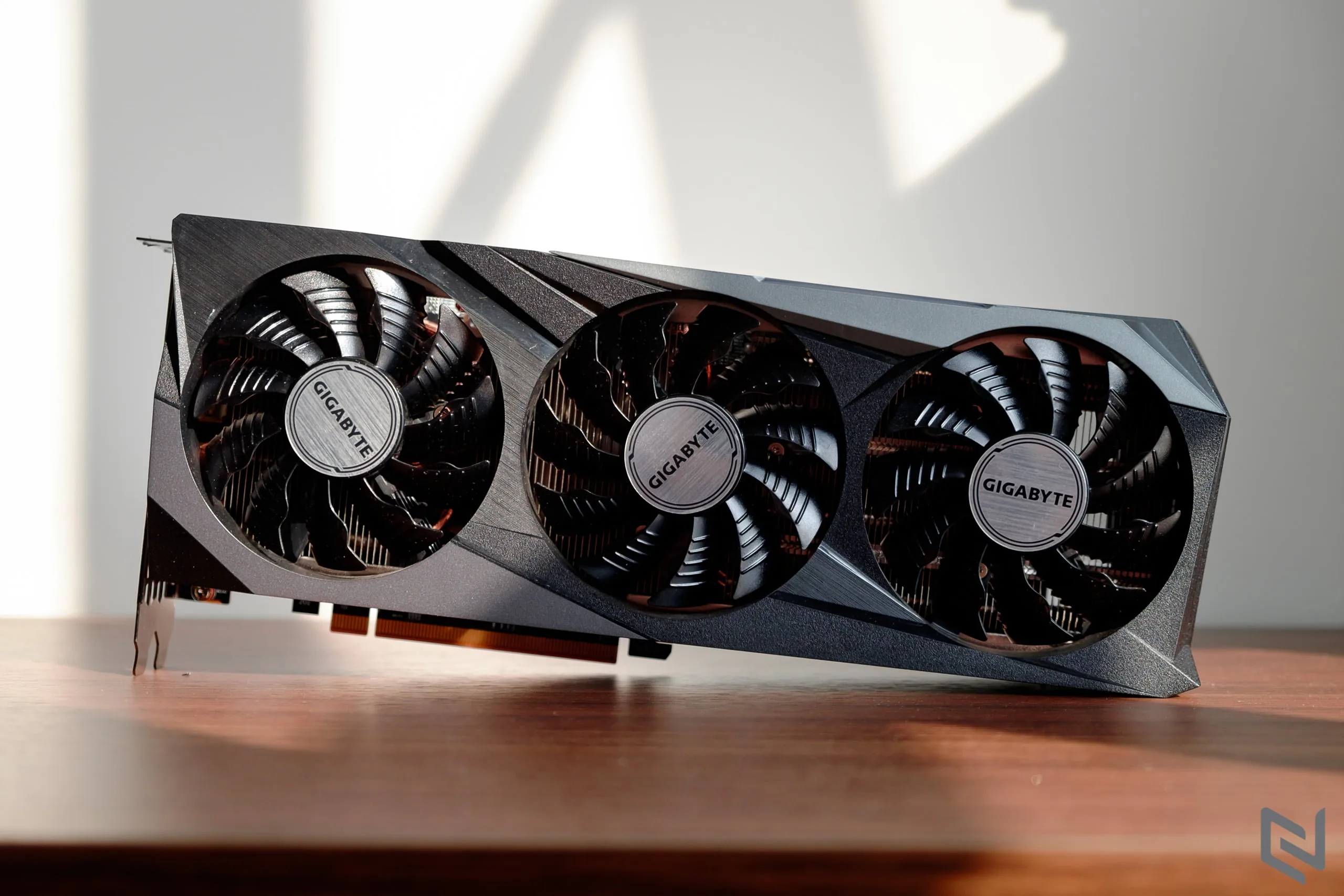 Trên tay card đồ hoạ GIGABYTE Radeon RX 6800 GAMING OC 16G