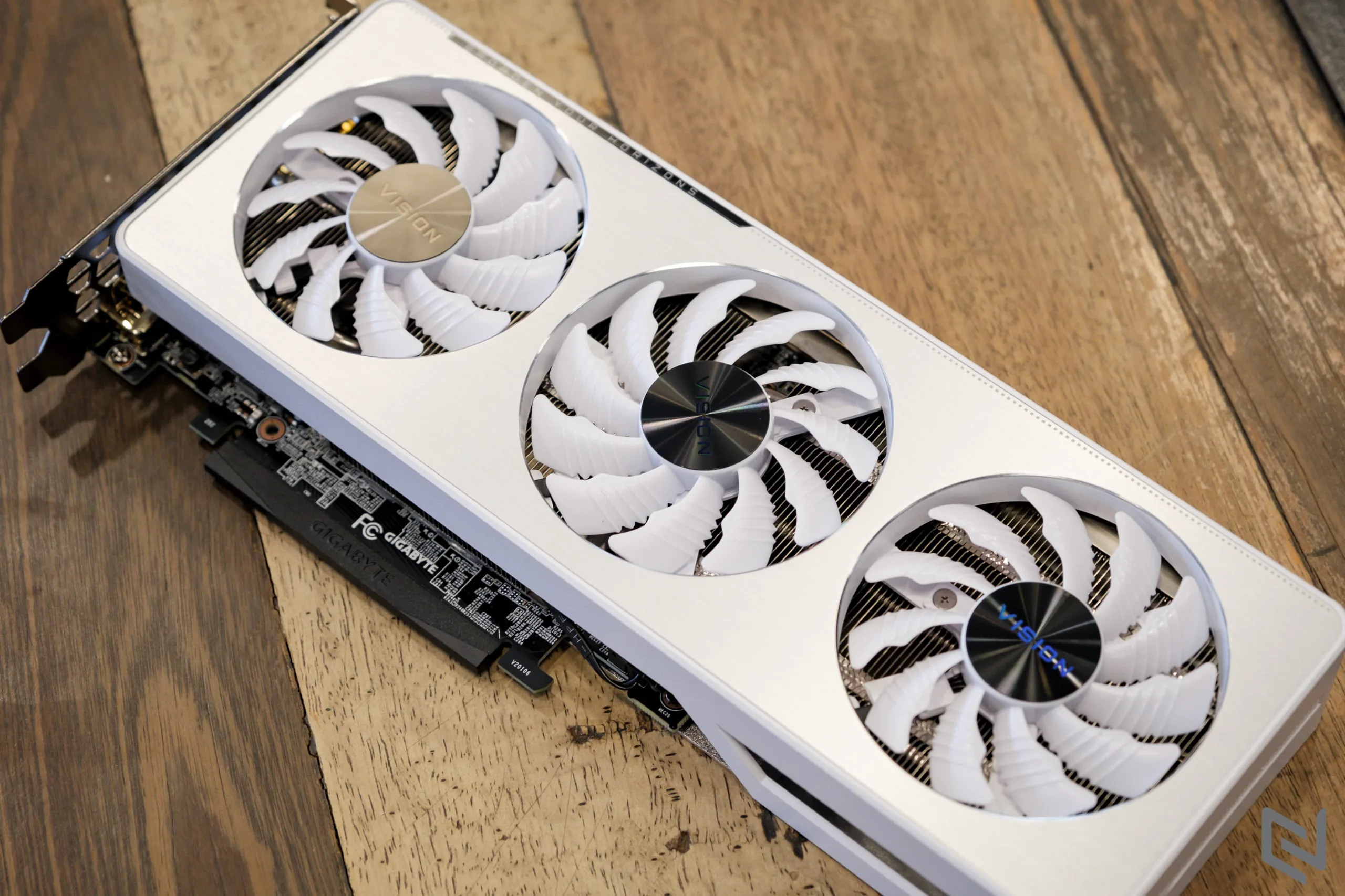 Mở hộp và trên tay card đồ hoạ GIGABYTE GeForce RTX 3060 VISION OC 12GB: Tinh tế, đẹp mắt và còn "sáng tạo" tốc độ cao