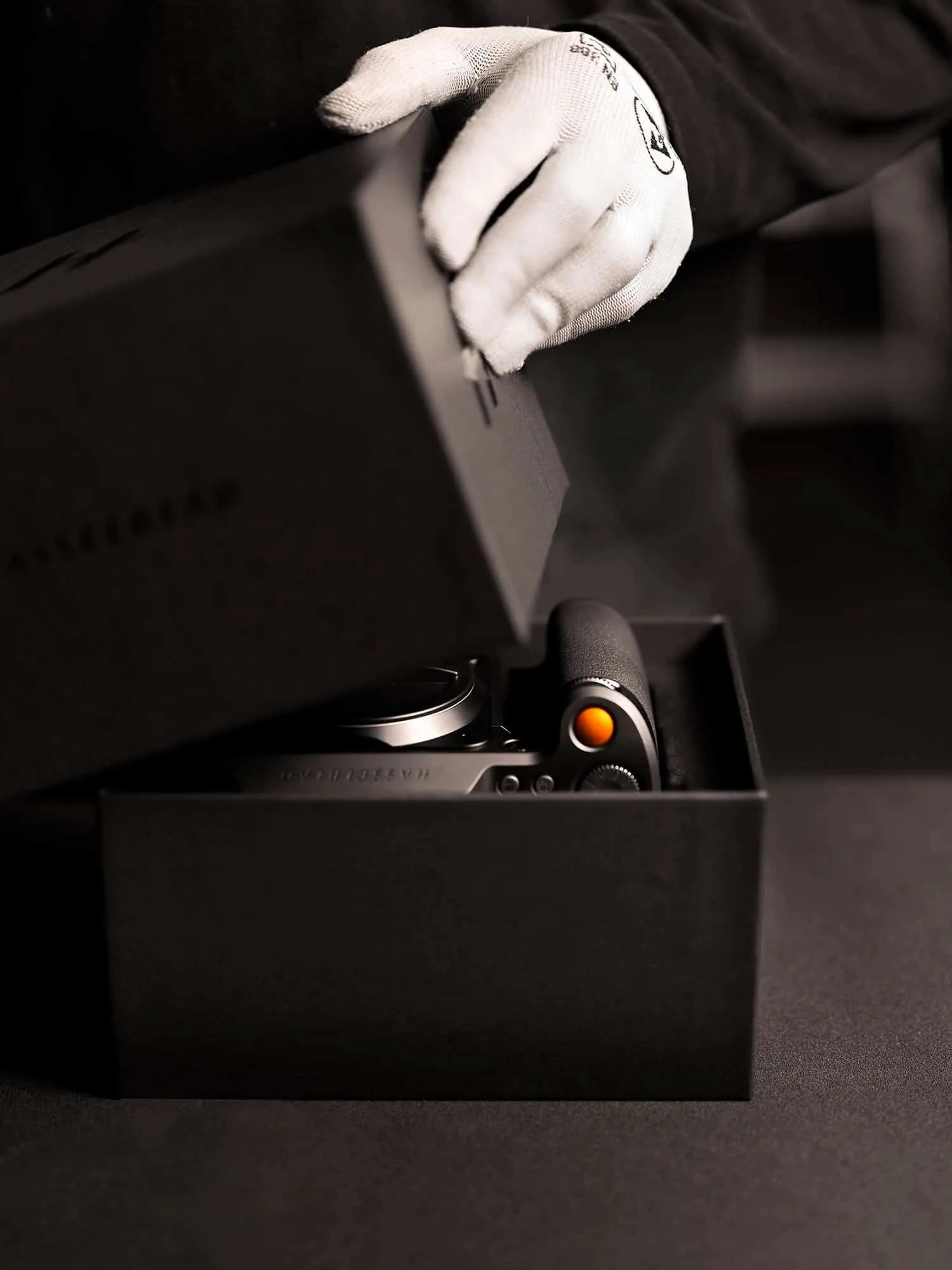 Hasselblad chia sẻ triết lý thiết kế máy ảnh dòng X của mình trong loạt video đằng sau quy trình sản xuất