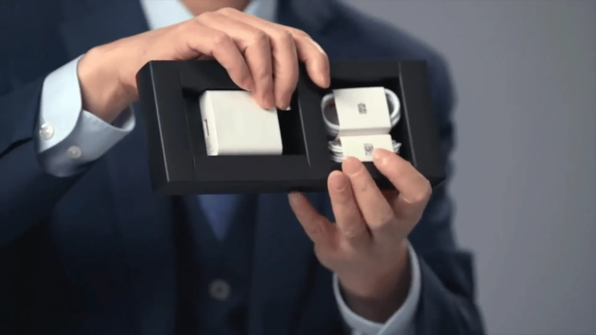 Huawei tung video mở hộp Mate X2 với kiểu dáng gập giống Samsung Galaxy Z Fold2