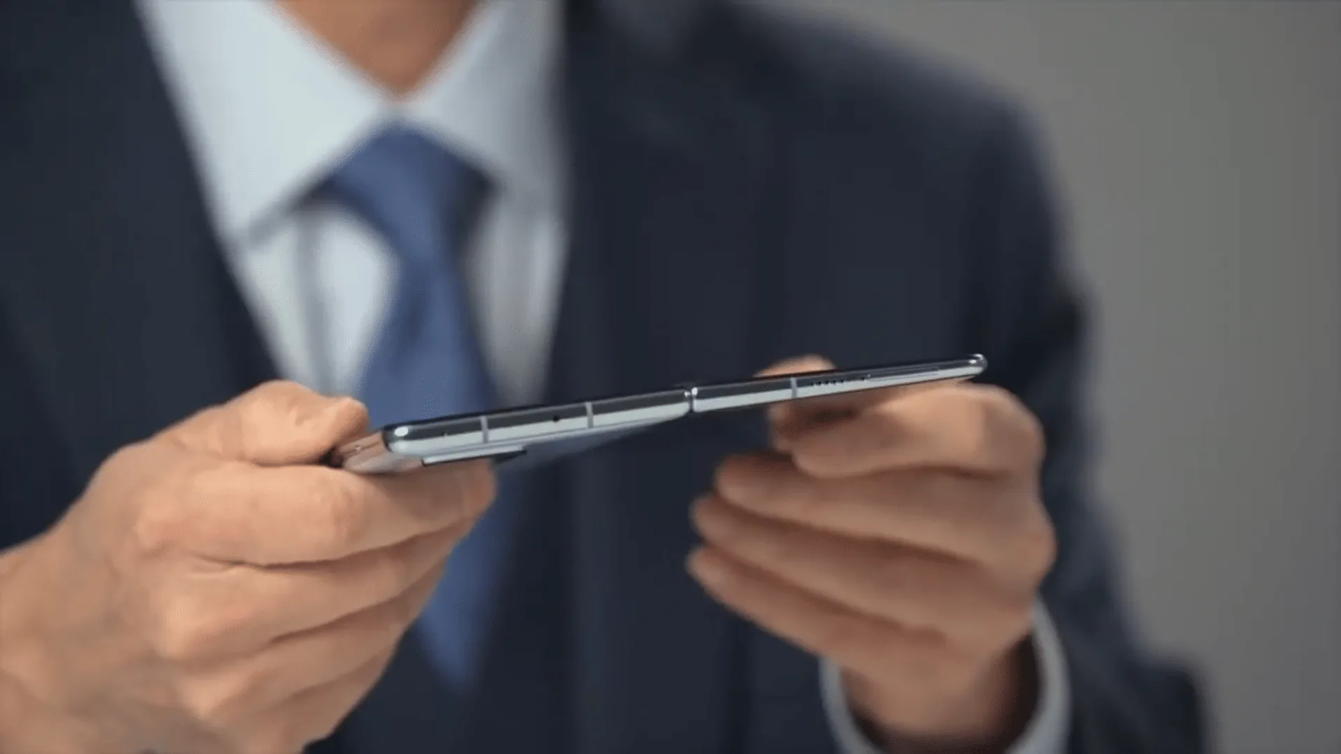 Huawei tung video mở hộp Mate X2 với kiểu dáng gập giống Samsung Galaxy Z Fold2