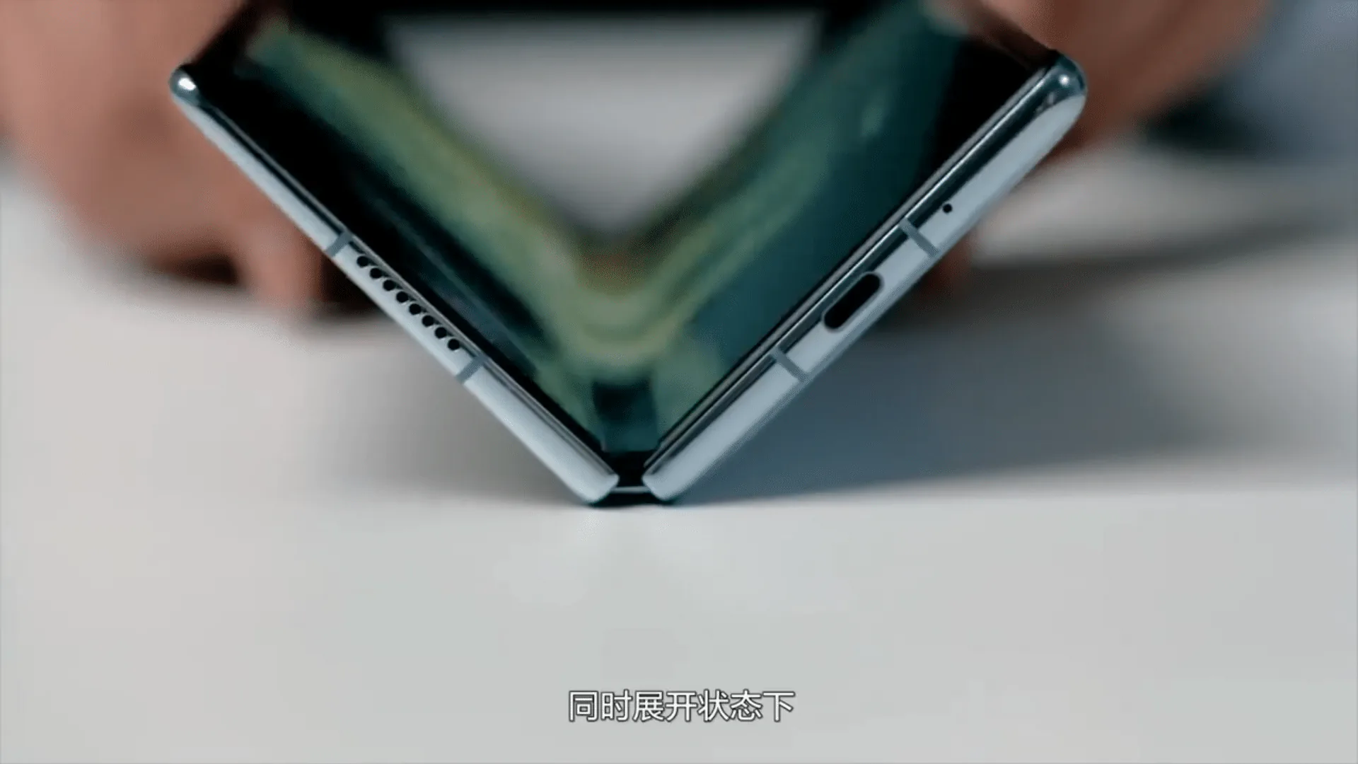 Huawei tung video mở hộp Mate X2 với kiểu dáng gập giống Samsung Galaxy Z Fold2