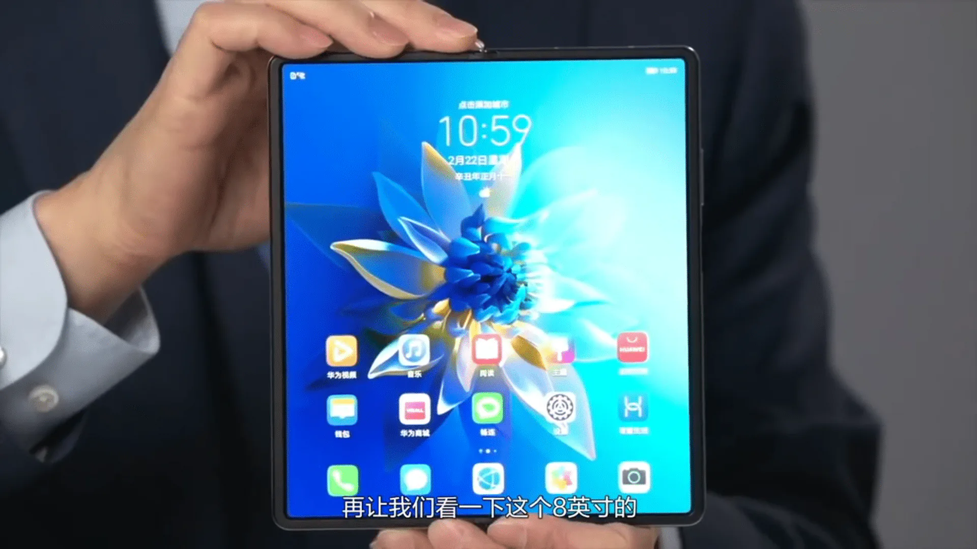 Huawei tung video mở hộp Mate X2 với kiểu dáng gập giống Samsung Galaxy Z Fold2