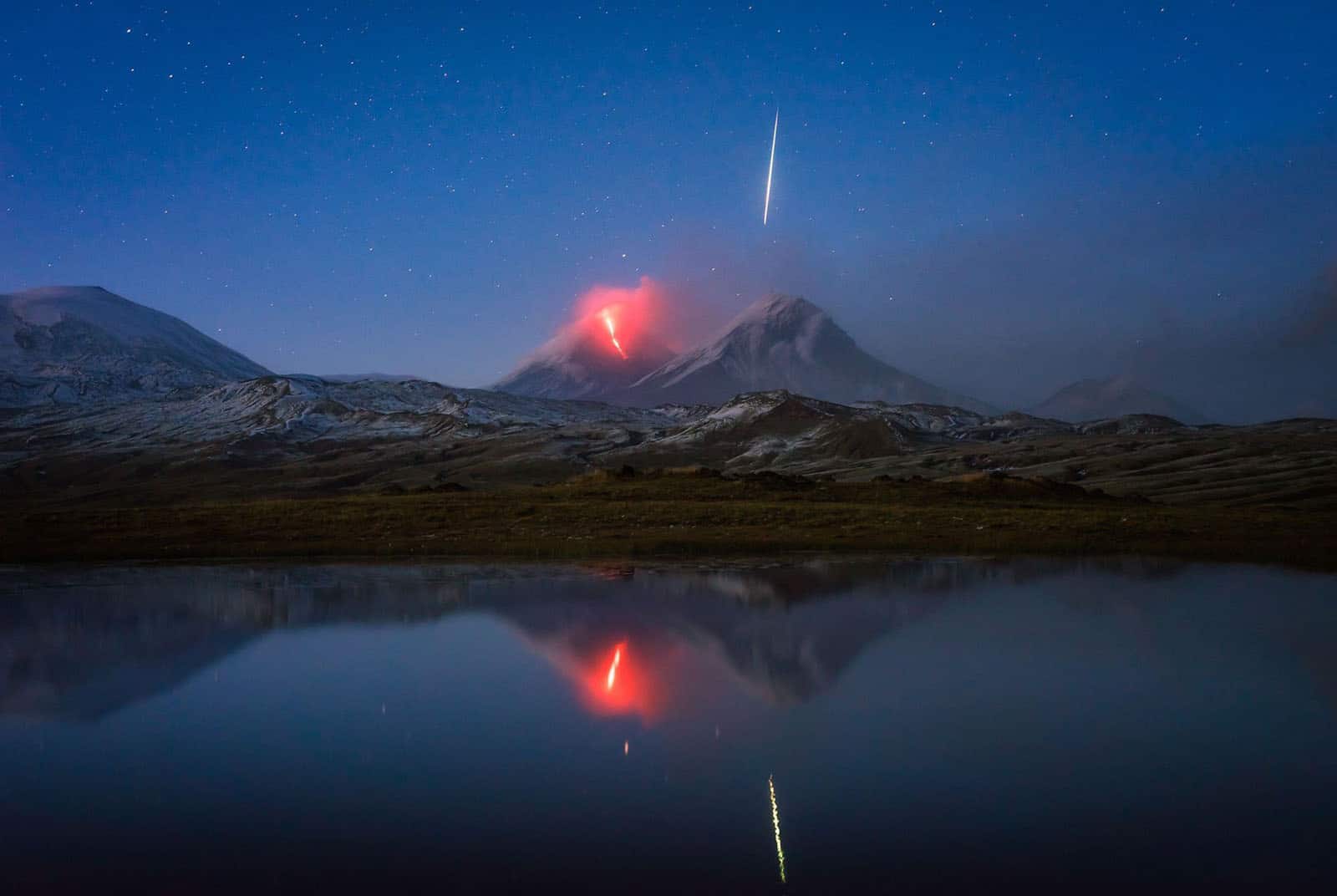 Khoảnh khắc hiếm có: Bắt gặp sao băng bay qua khi đang chụp núi lửa