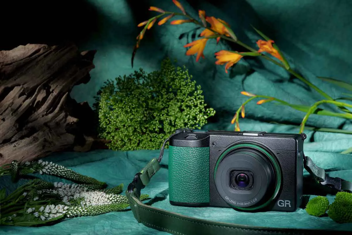 Phiên bản đặc biệt Ricoh GR III 'GRowING' màu xanh sẽ chỉ có tại Trung Quốc