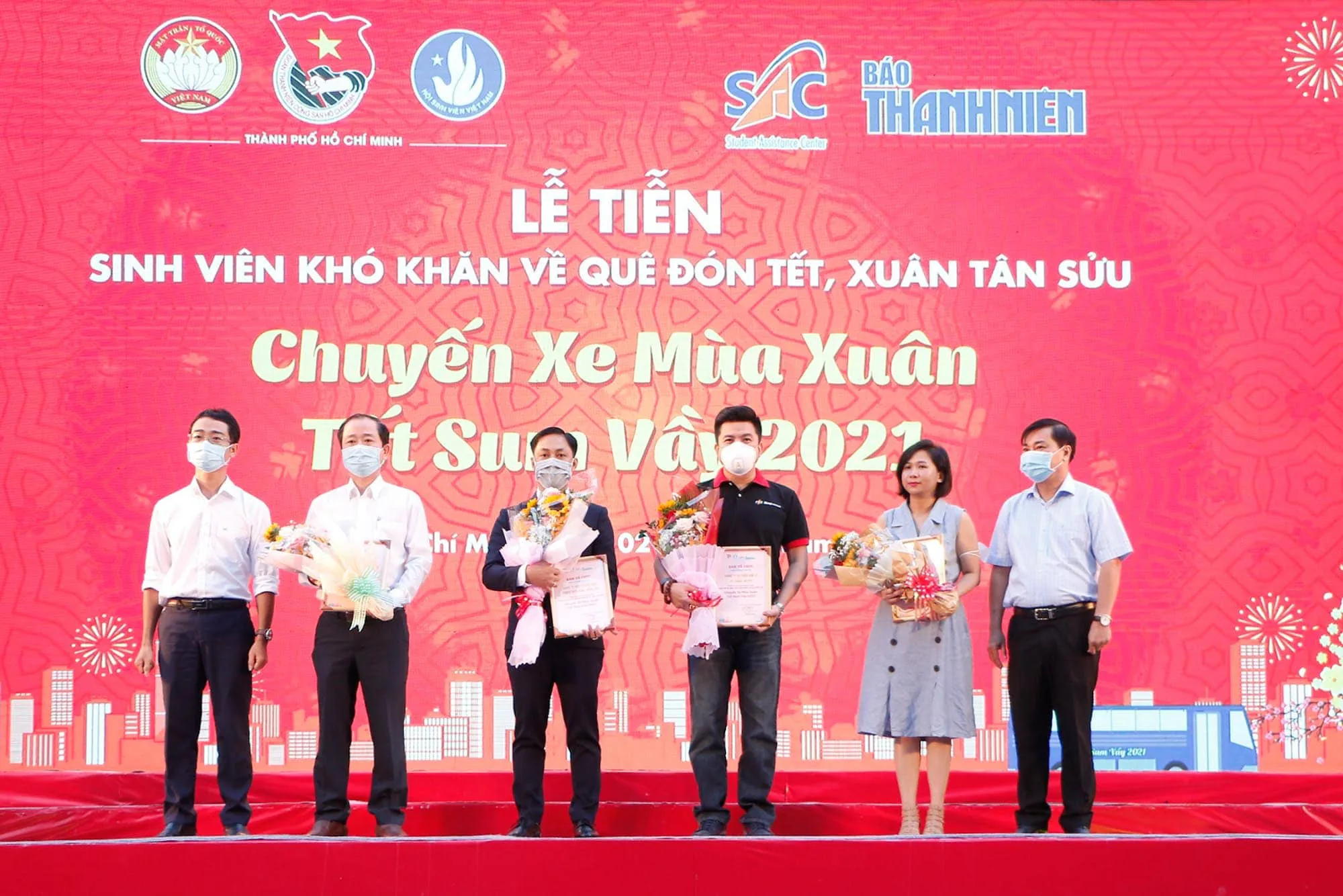 FPT Shop đã đưa hơn 2,000 sinh viên có hoàn cảnh khó khăn về quê đón Tết