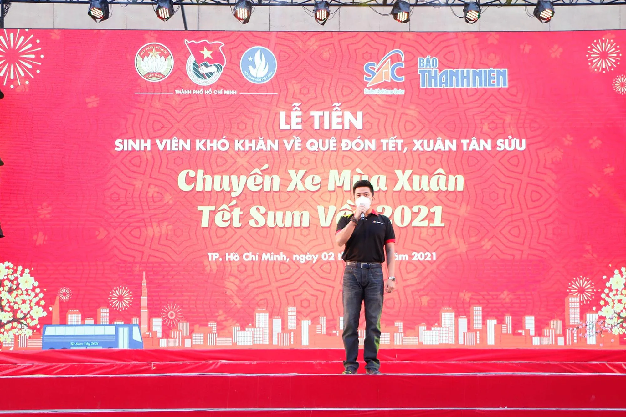 FPT Shop đã đưa hơn 2,000 sinh viên có hoàn cảnh khó khăn về quê đón Tết