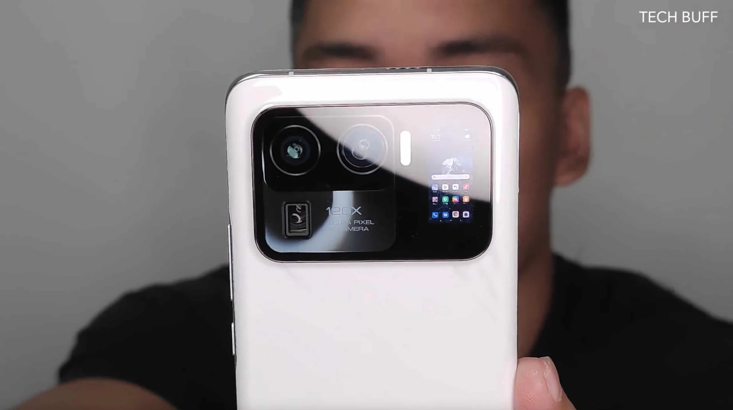 Video trên tay Xiaomi Mi 11 Ultra cho thấy cụm camera cực lớn và có màn hình nhỏ bên cạnh