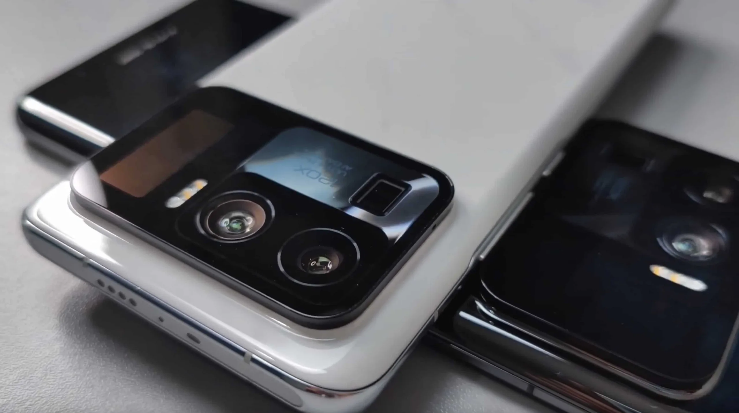 Video trên tay Xiaomi Mi 11 Ultra cho thấy cụm camera cực lớn và có màn hình nhỏ bên cạnh