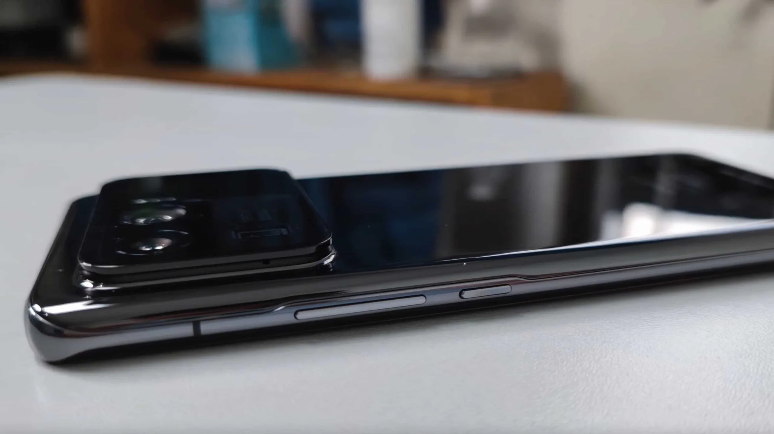 Video trên tay Xiaomi Mi 11 Ultra cho thấy cụm camera cực lớn và có màn hình nhỏ bên cạnh
