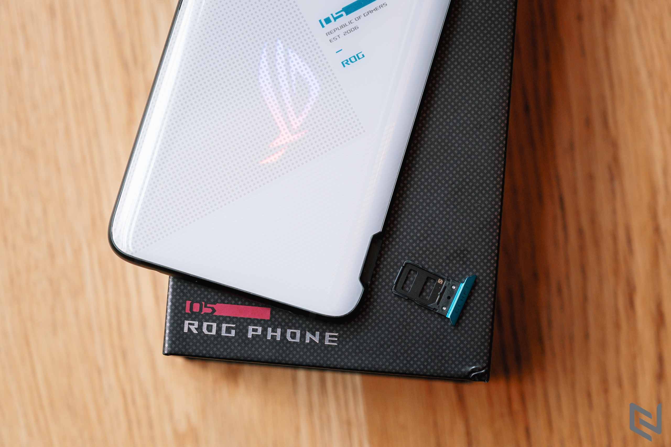 Trên tay smartphone gaming ROG Phone 5 mới từ ASUS: Thiết kế mới lạ, công nghệ đột phá và trang bị Snapdragon 888 5G