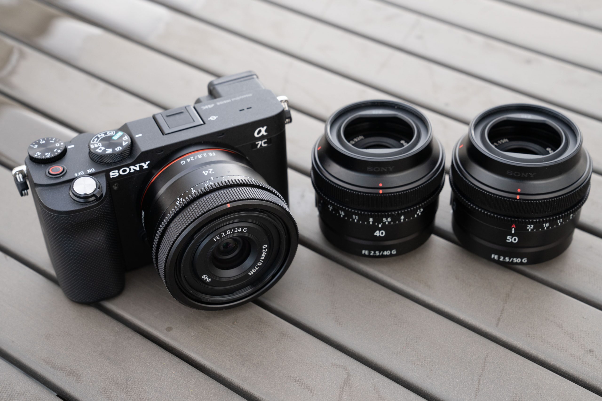Ba ống kính Sony một tiêu cự 24mm F2.8 G, 40mm F2.5 G và 50mm F2.5 G ra mắt