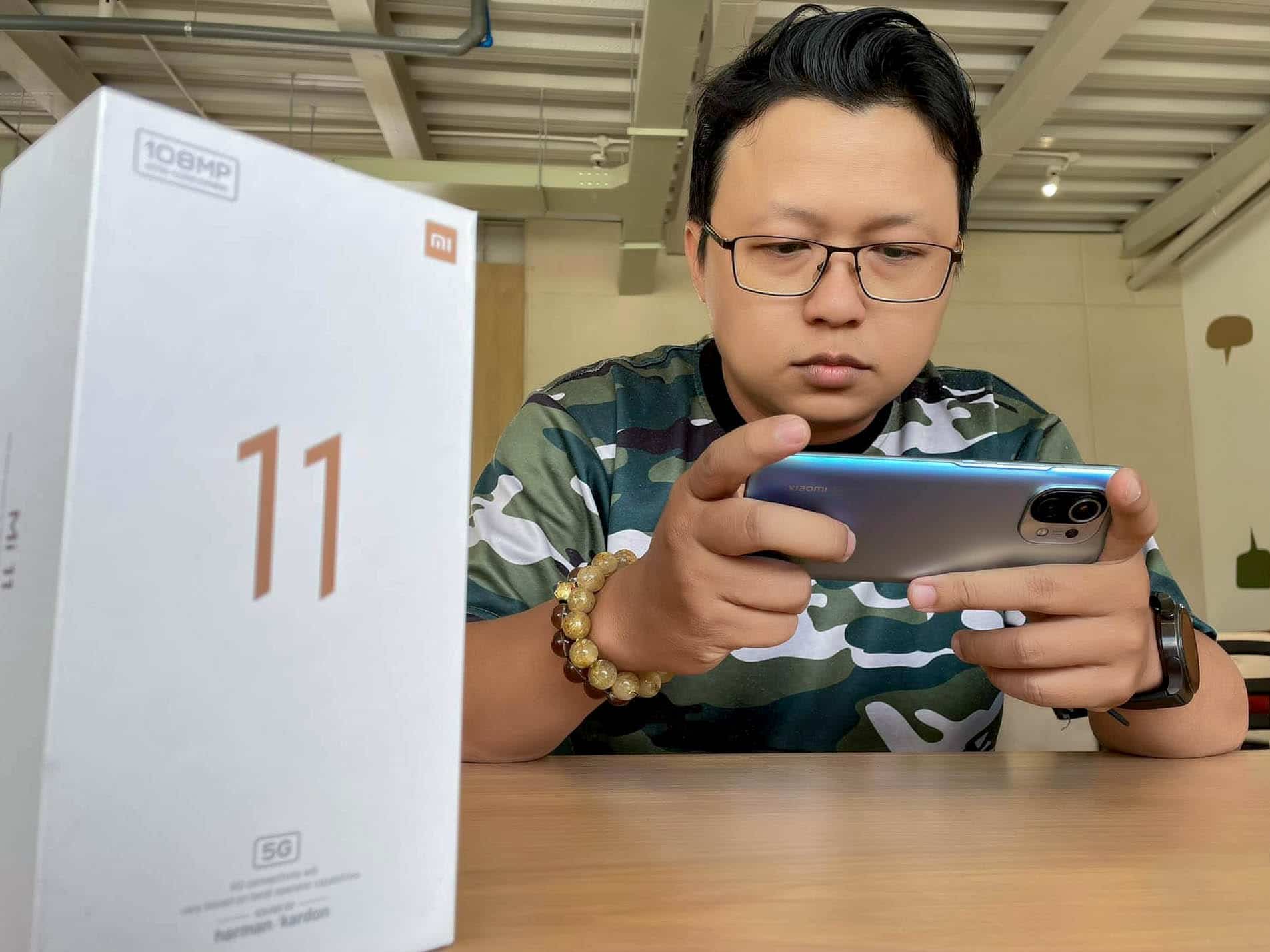Trên tay Xiaomi Mi 11 màu Xanh Chân Trời vừa mới ra mắt tại Việt Nam